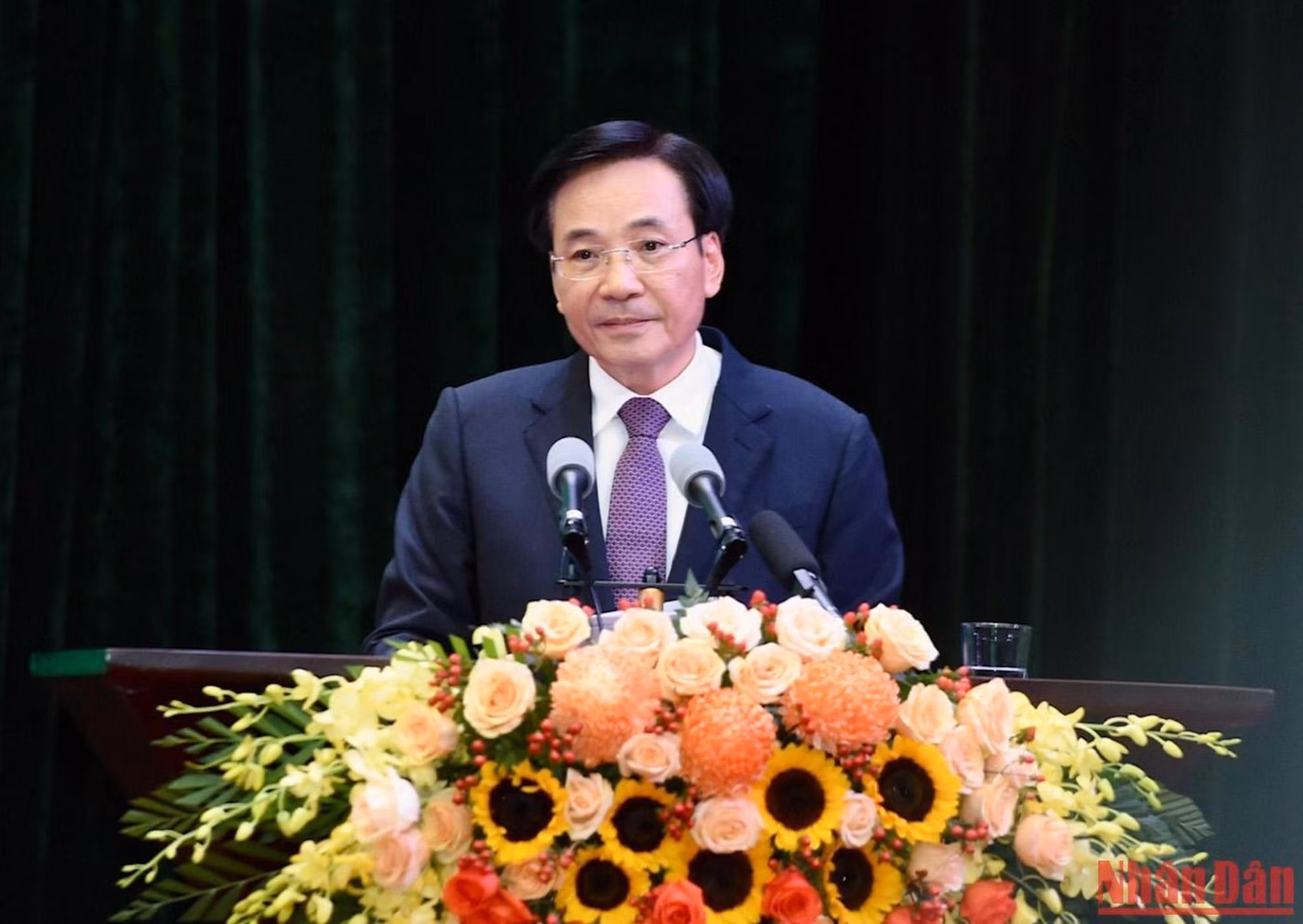 El ministro y jefe de la Oficina del Gobierno, Tran Van Son, anuncia la Resolución No.96 fechada el 1 de agosto de 2022 del Gobierno sobre el mencionado programa de acción. El ministro y jefe de la Oficina del Gobierno, Tran Van Son, anuncia la Resolución No.96 fechada el 1 de agosto de 2022 del Gobierno sobre el mencionado programa de acción.