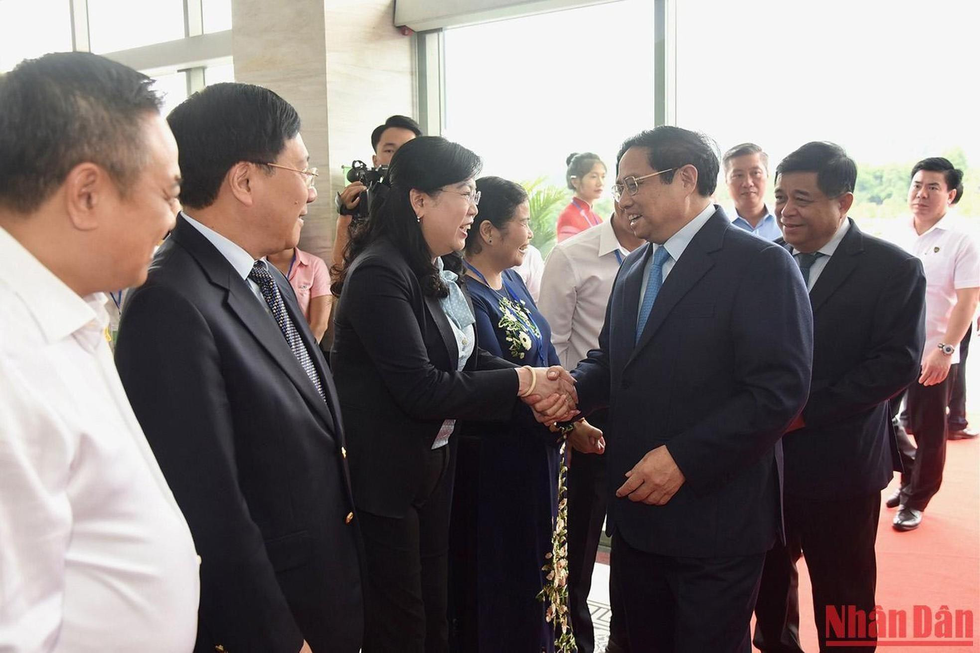 El primer ministro Pham Minh Chinh y delegados a la conferencia. El primer ministro Pham Minh Chinh y delegados a la conferencia.