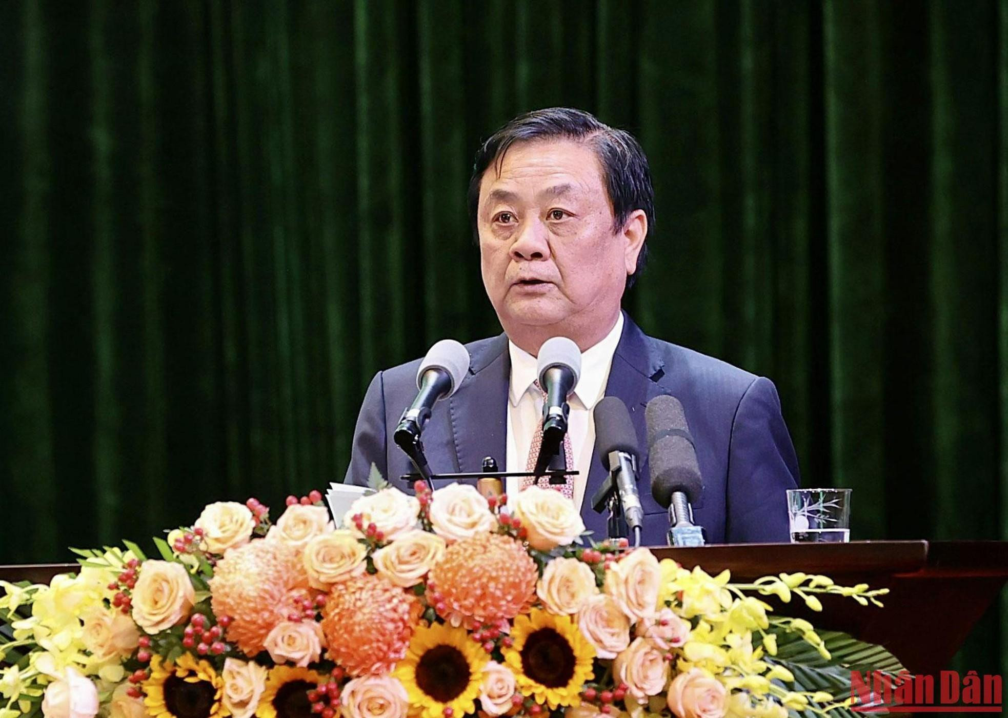 El ministro de Agricultura y Desarrollo Rural, Le Minh Hoan, presenta una ponencia. El ministro de Agricultura y Desarrollo Rural, Le Minh Hoan, presenta una ponencia.