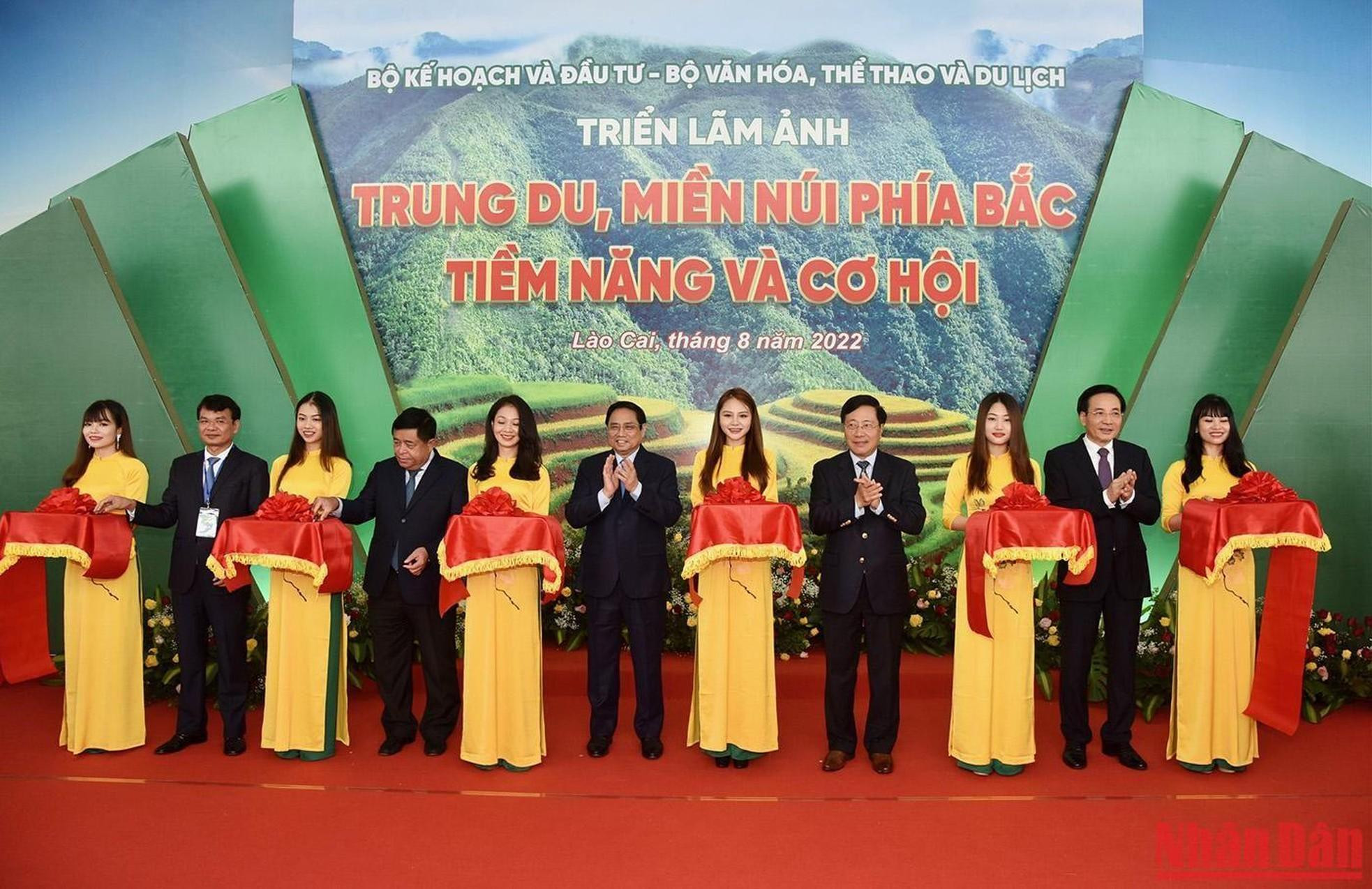 El jefe de Gobierno corta la cinta de inauguración de una exposición fotográfica enmarcada en el evento. El jefe de Gobierno corta la cinta de inauguración de una exposición fotográfica enmarcada en el evento.