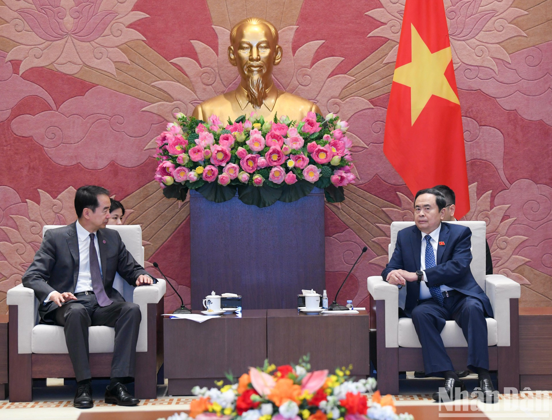 Escena de la reunión. Escena de la reunión.