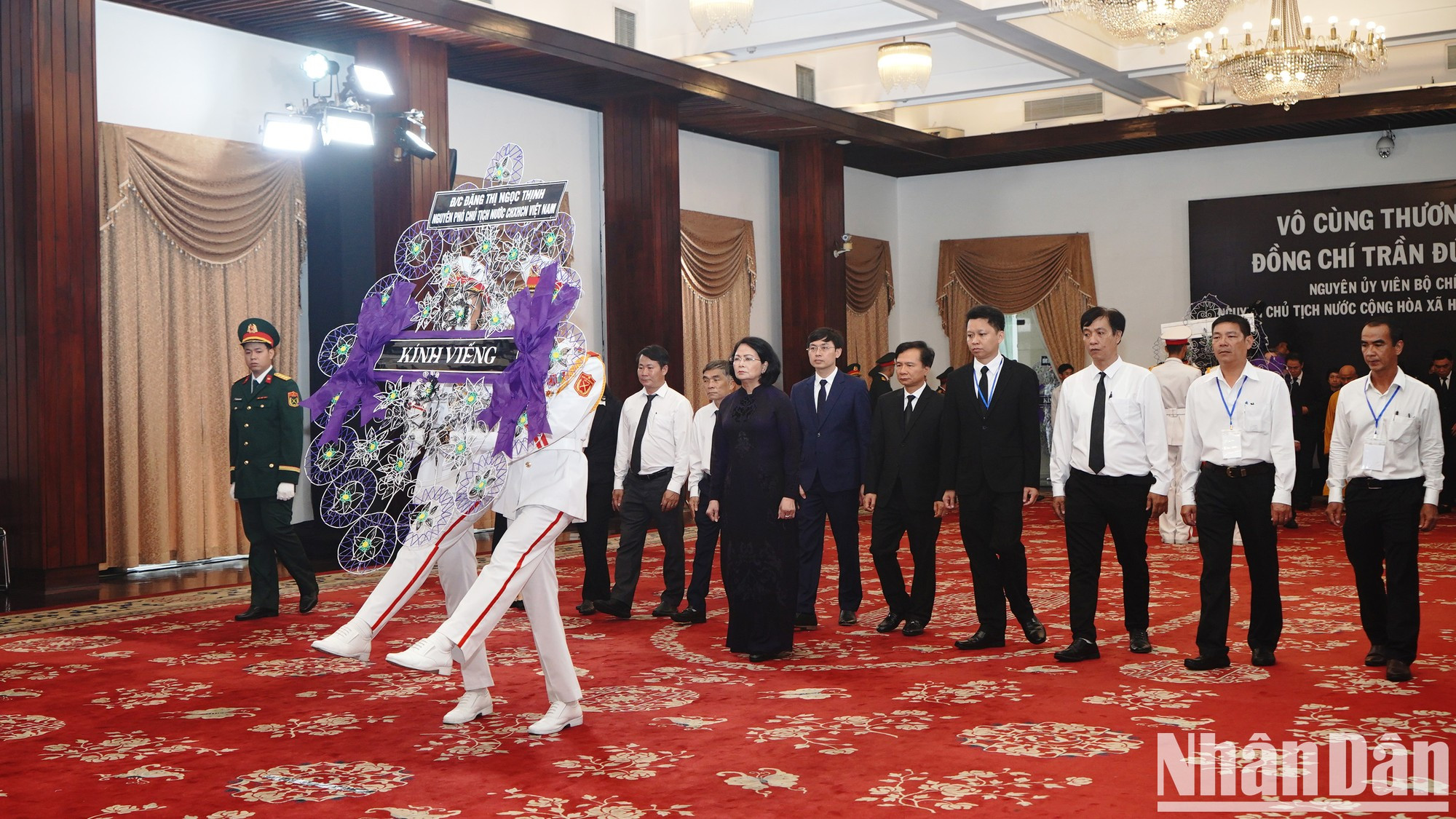 La exvicepresidenta del Estado Dang Thi Ngoc Thinh rinde homenaje al extinto dirigente.