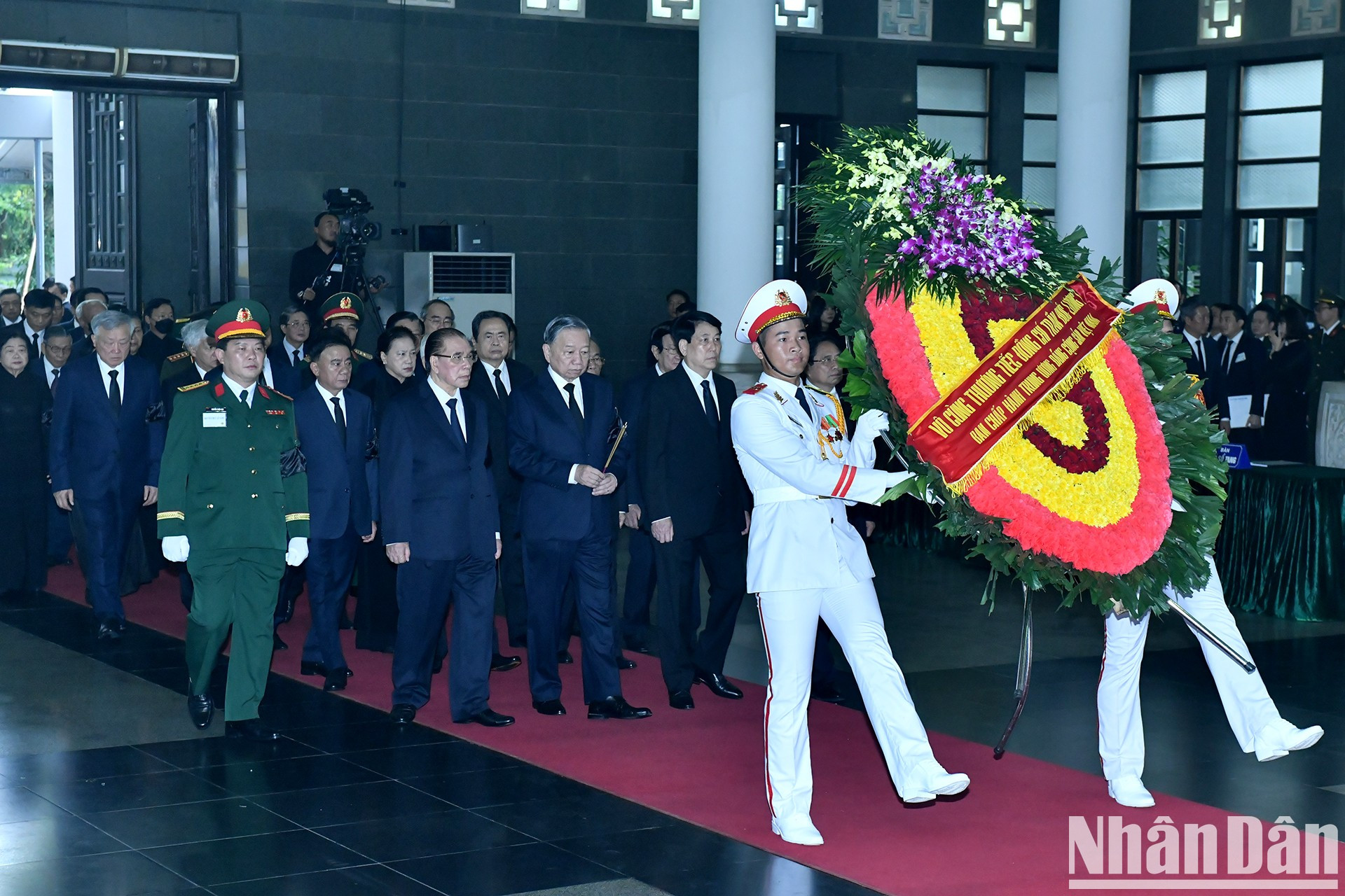 La delegación del Comité Central del Partido Comunista de Vietnam llega al funeral.