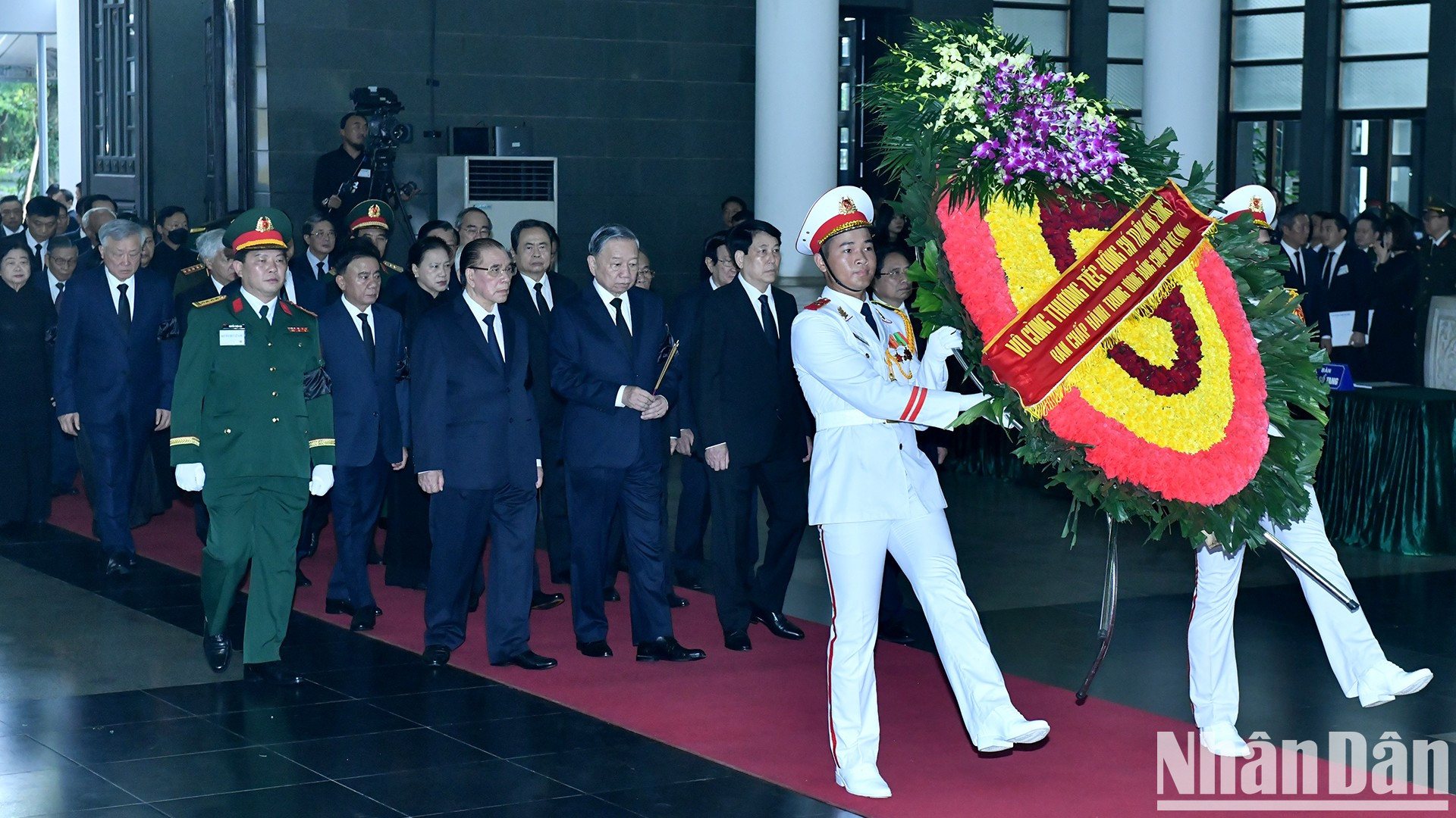La delegación del Comité Central del Partido llega al acto.