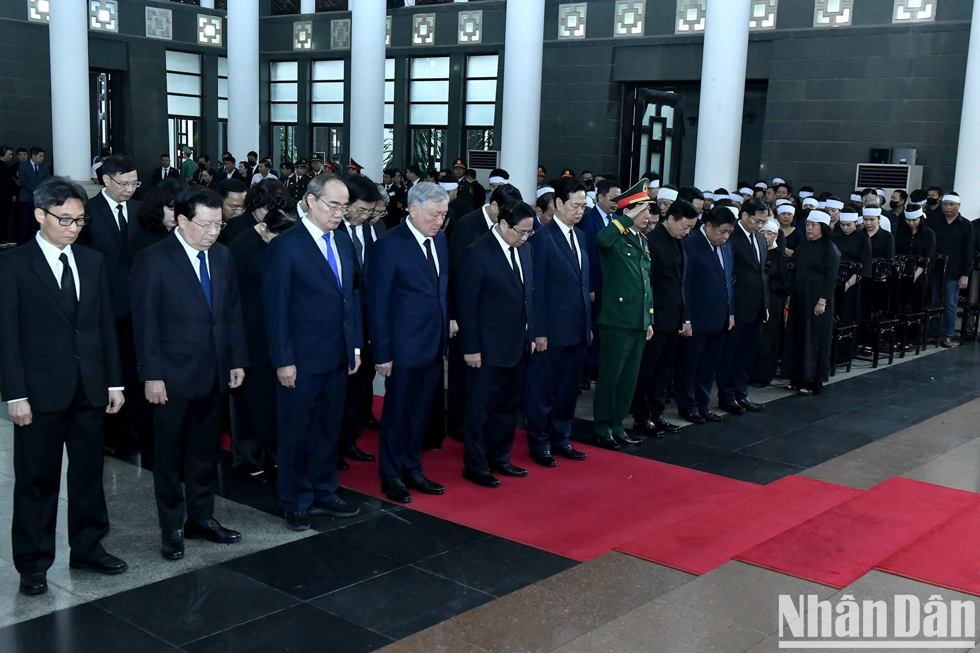 La delegación del Gobierno rinde homenaje al expresidente Tran Duc Luong.