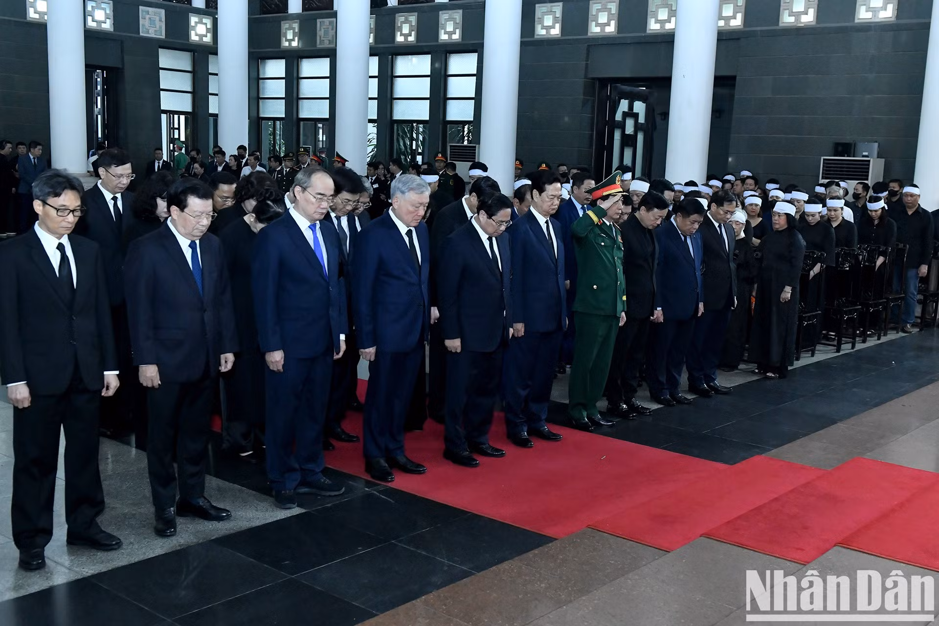 La delegación del Gobierno rinde homenaje al expresidente Tran Duc Luong.