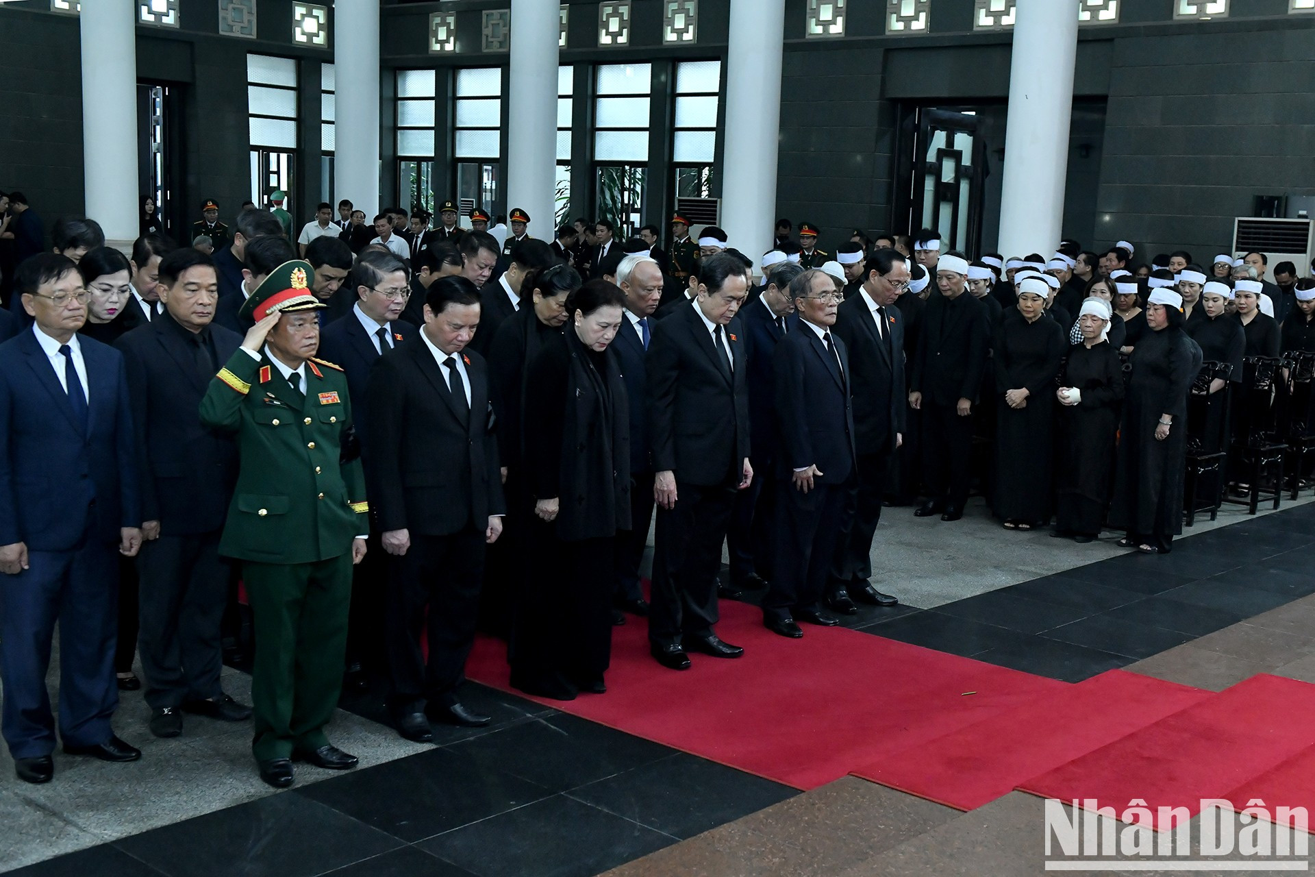 La delegación de la Asamblea Nacional rinde homenaje al expresidente Tran Duc Luong.