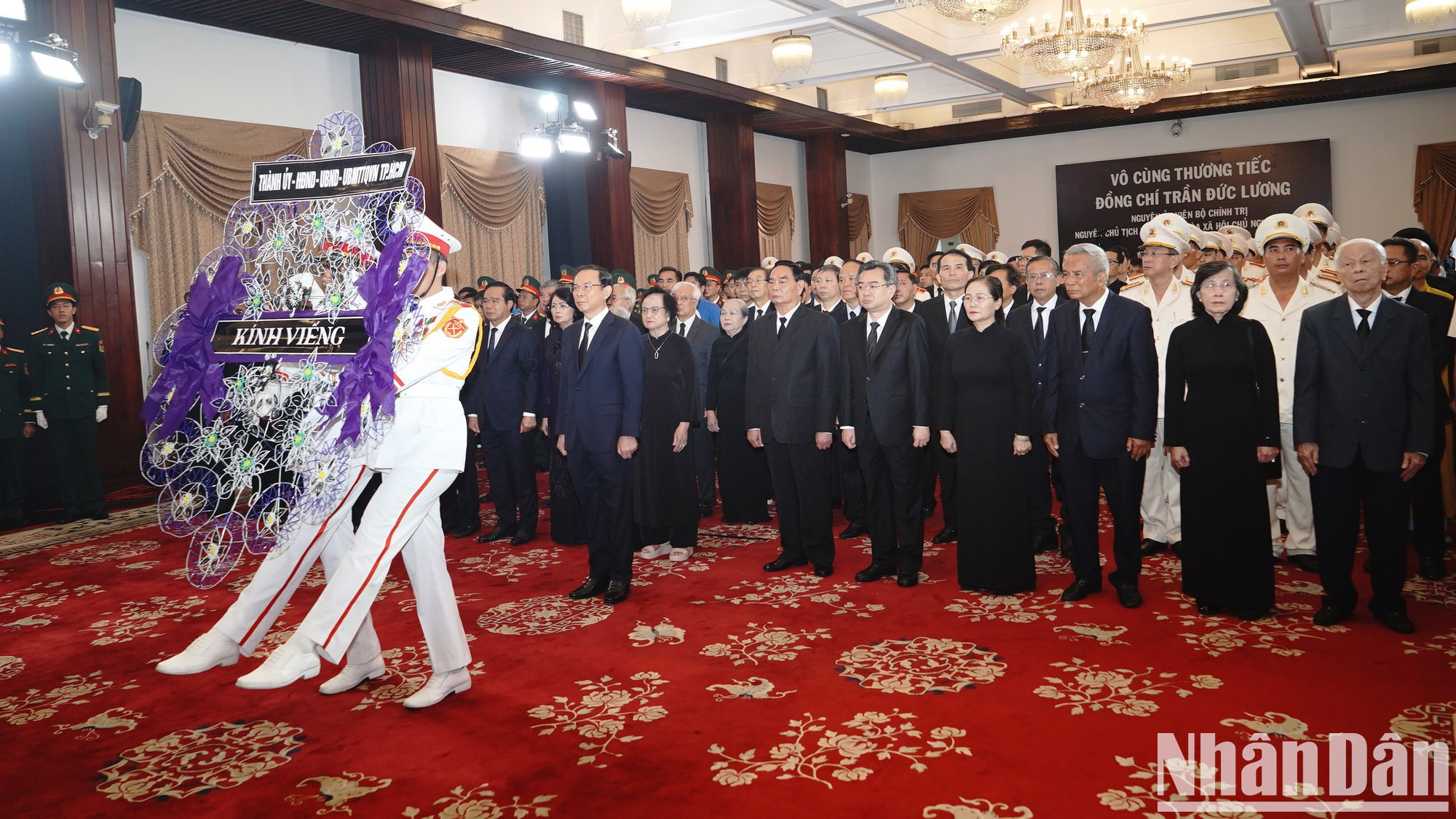 La delegación del Comité del Partido, el Comité Popular, el Consejo Popular y el Frente de la Patria de Vietnam en Ciudad Ho Chi Minh acude al acto fúnebre.
