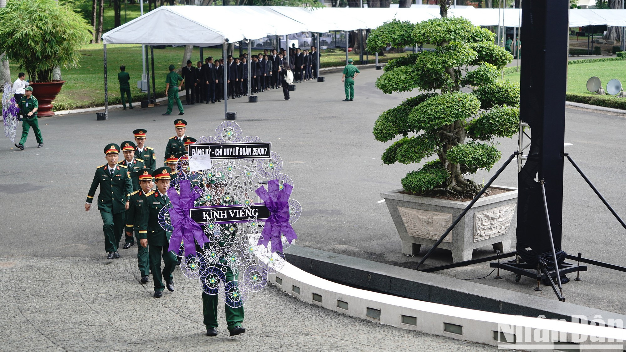 El servicio continúa hasta mañana, silmultáneamente con la exequia a nivel nacional en Hanói y un acto de homenaje en la provincia de Quang Ngai.