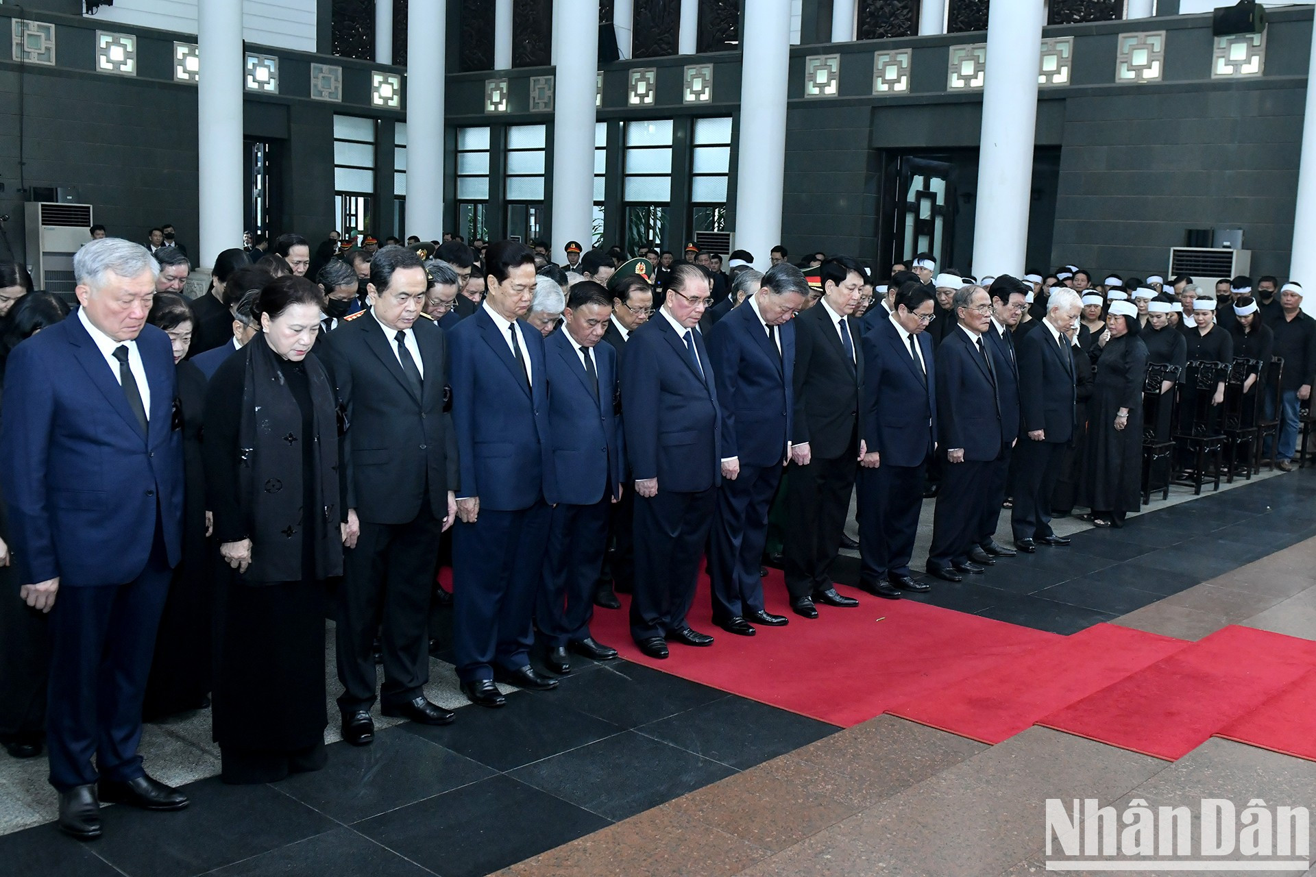 La delegación del Comité Central del Partido, encabezada por el secretario general To Lam, se inclina en homenaje al expresidente Tran Duc Luong.