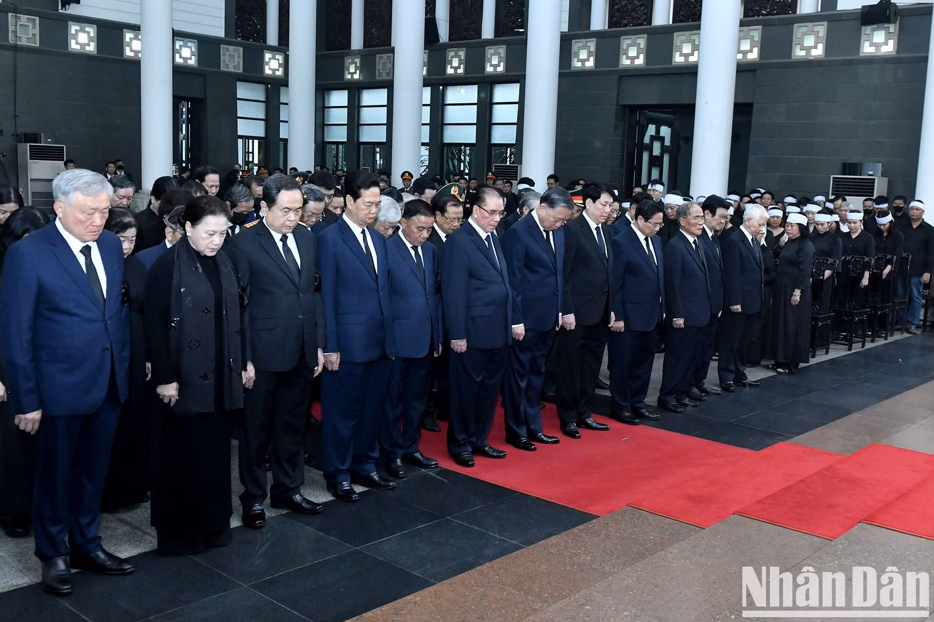 La delegación del Comité Central del Partido, encabezada por el secretario general To Lam, se inclina en homenaje al expresidente Tran Duc Luong.