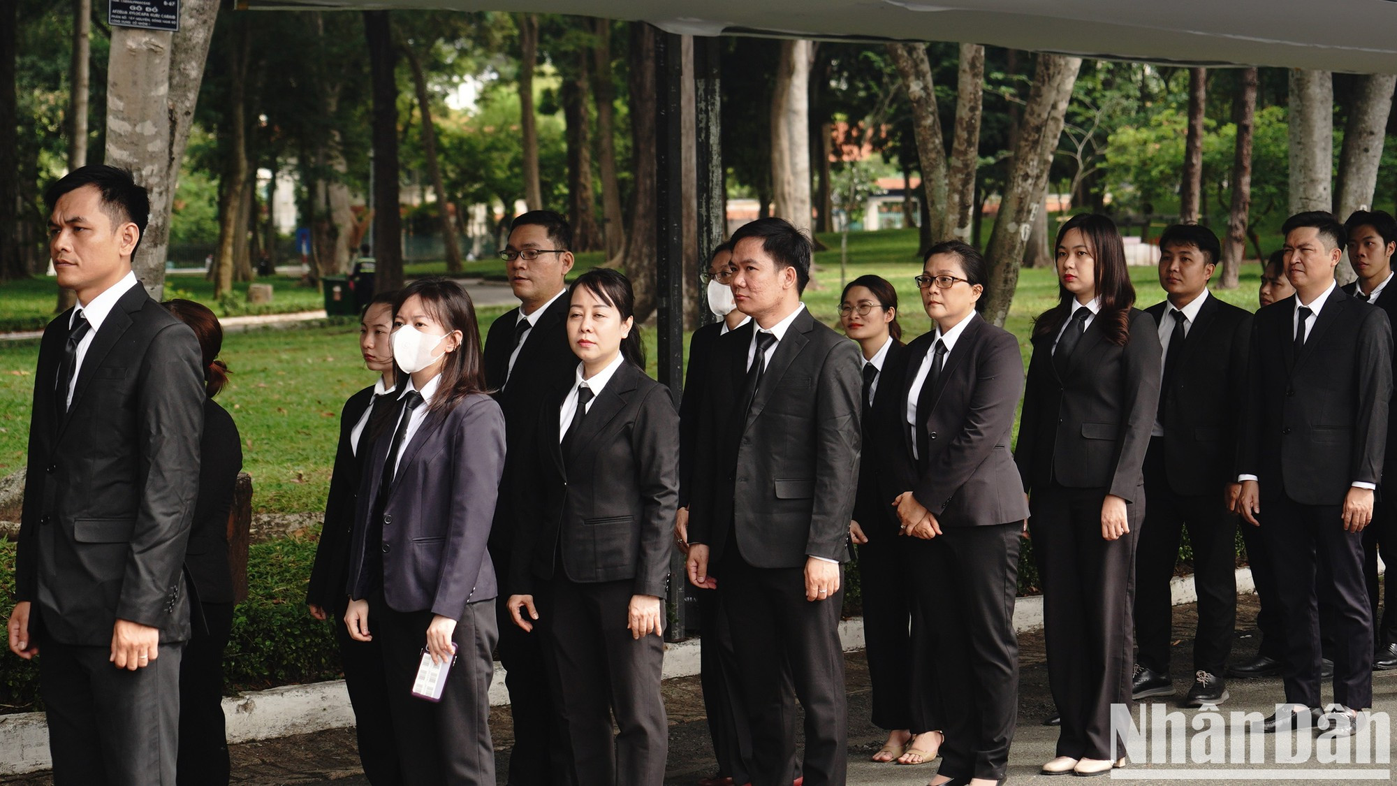 Cola de dolientes esperando fuera del Salón de Conferencias de Thong Nhat.