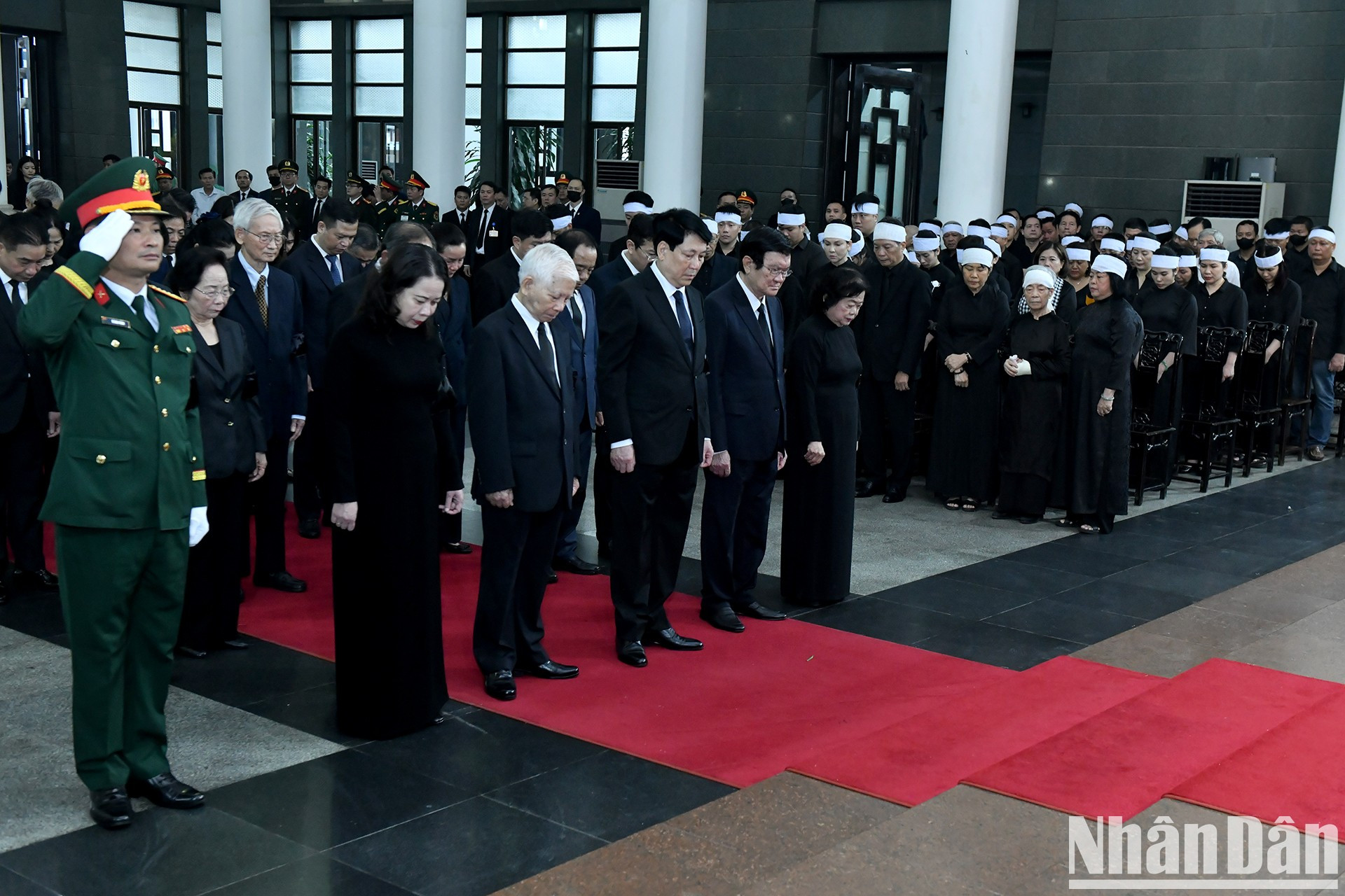 La delegación del Presidente rinde tributo al extinto dirigente.