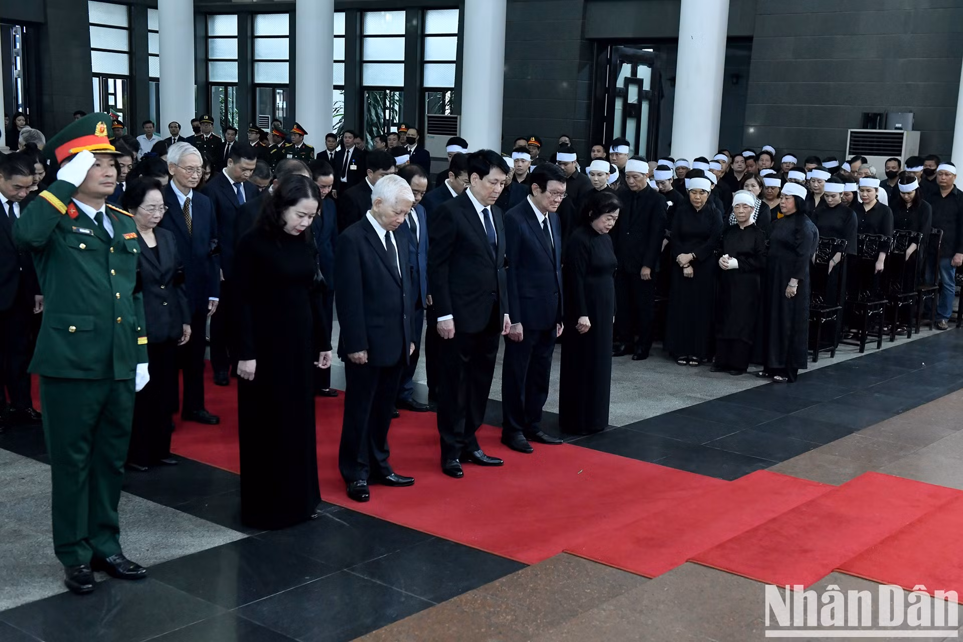 La delegación del Presidente rinde tributo al extinto dirigente.