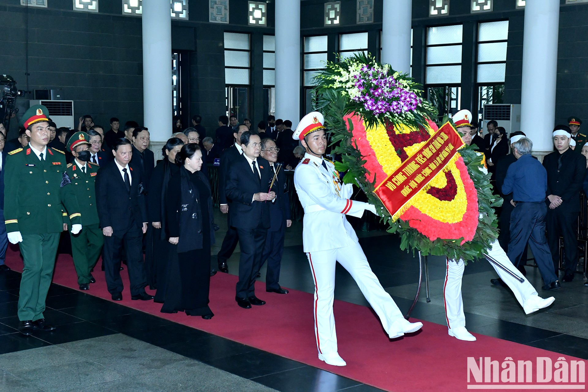 La delegación de la Asamblea Nacional, encabezada por Tran Thanh Man - miembro del Buró Político y presidente de la Asamblea Nacional, avanza al velatorio.