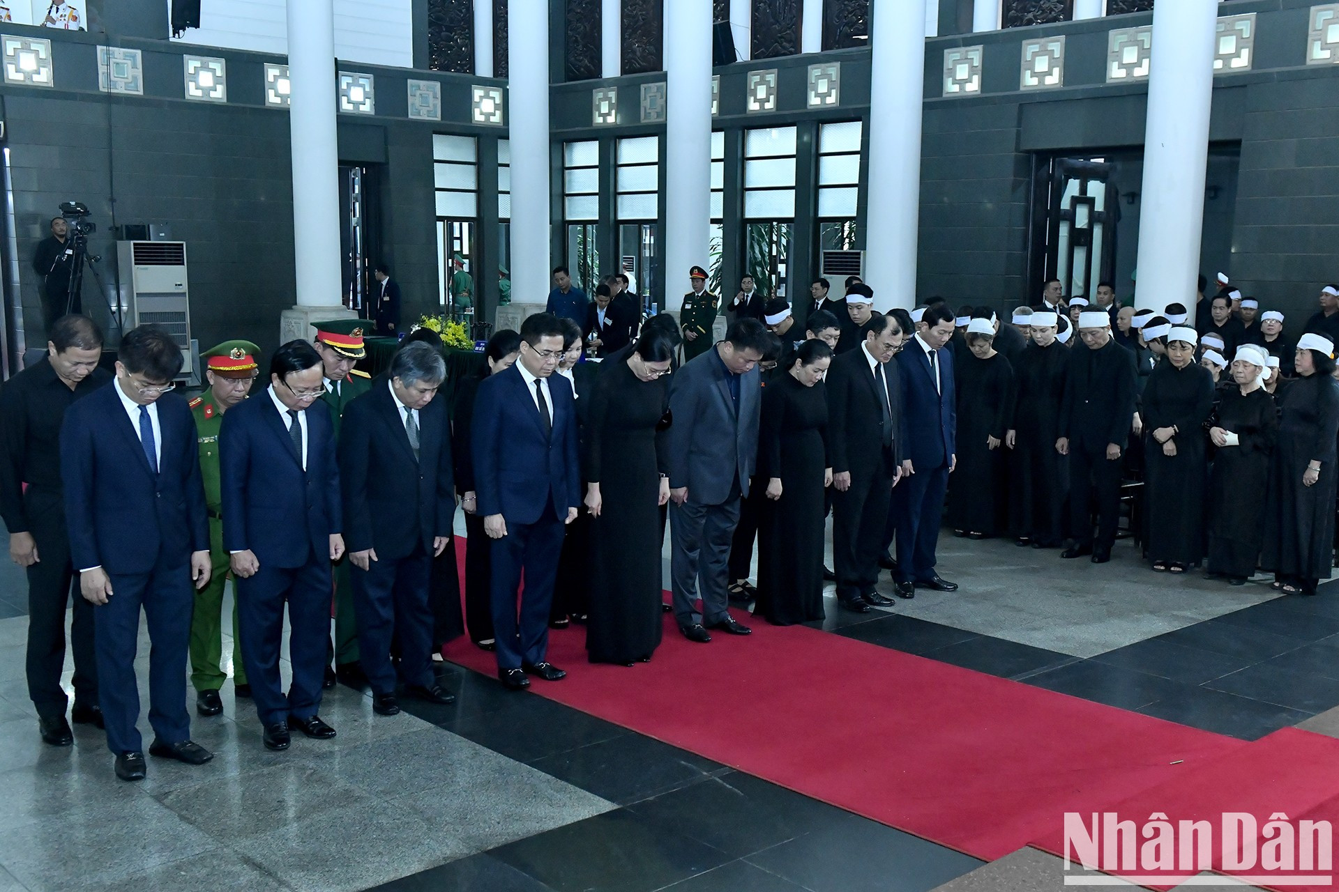 La delegación de la provincia de Quang Ngai, tierra natal de Tran Duc Luong, rinde tributo al expresidente.