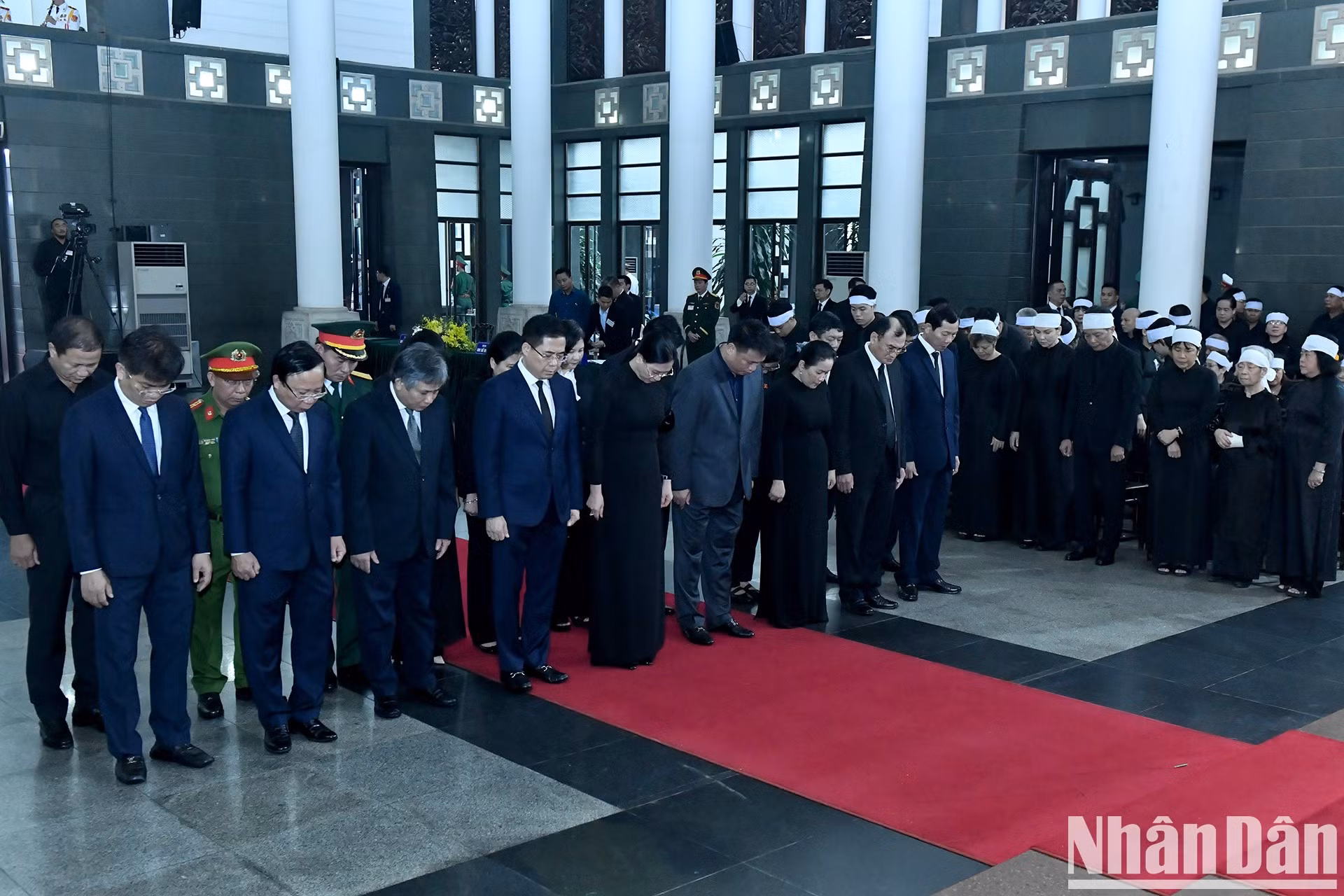 La delegación de la provincia de Quang Ngai, tierra natal de Tran Duc Luong, rinde tributo al expresidente.
