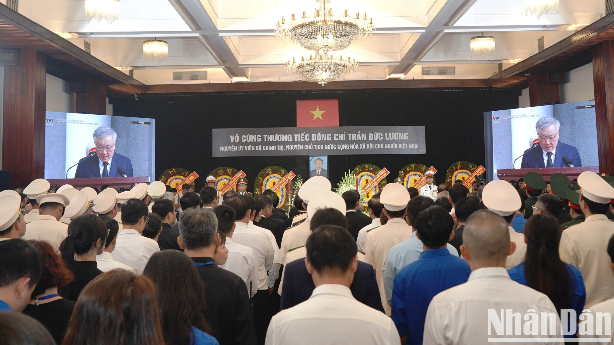 Delegados de todas las partes esperan desde temprano en el salón para rendir un último homenaje al ex jefe de Estado.