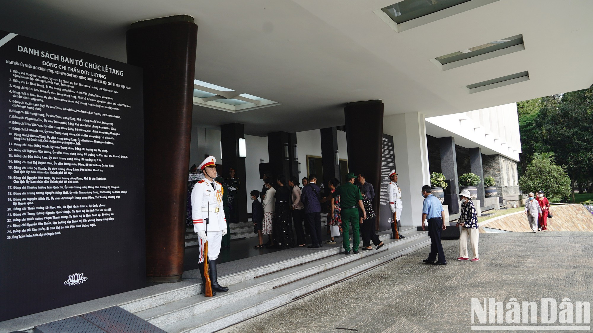 Ciudadanos vienen a despedirse del expresidente Tran Duc Luong.