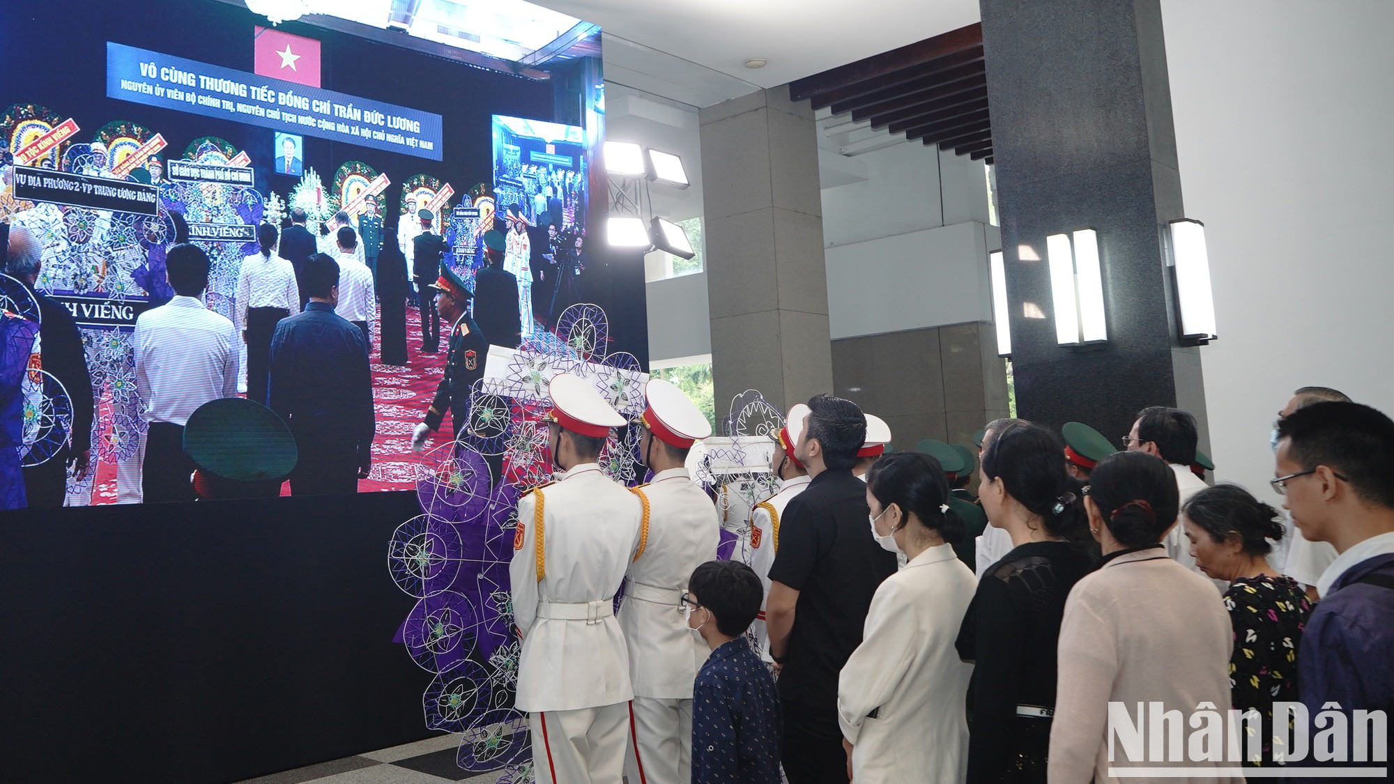 Cola de dolientes esperando fuera del Salón de Conferencias de Thong Nhat.