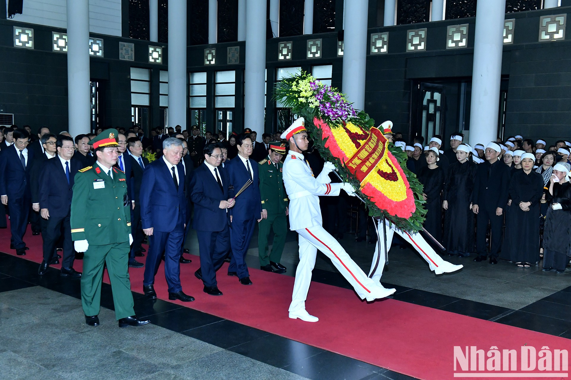 La delegación del Gobierno, encabezada por Pham Minh Chinh - miembro del Buró Político y primer ministro del Gobierno, en la ceremonia.