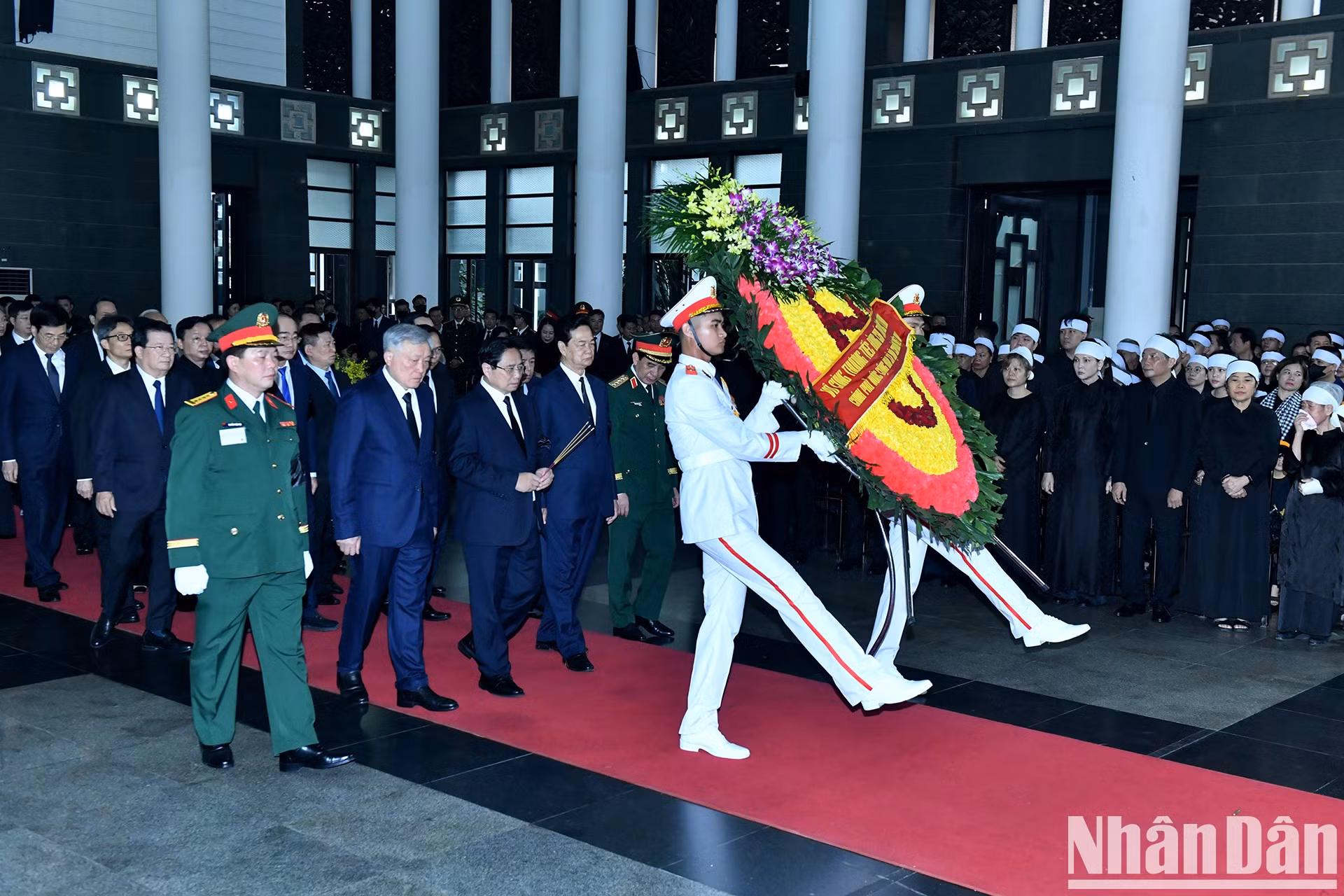 La delegación del Gobierno, encabezada por Pham Minh Chinh - miembro del Buró Político y primer ministro del Gobierno, en la ceremonia.