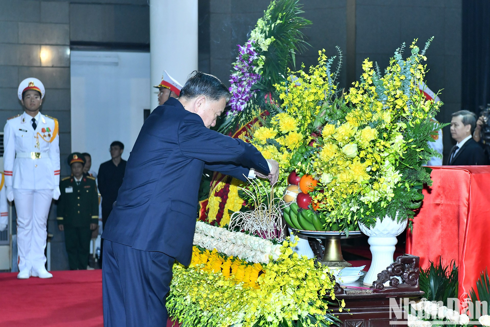 El secretario general del Partido Comunista de Vietnam, To Lam, coloca inciensos en el altar.