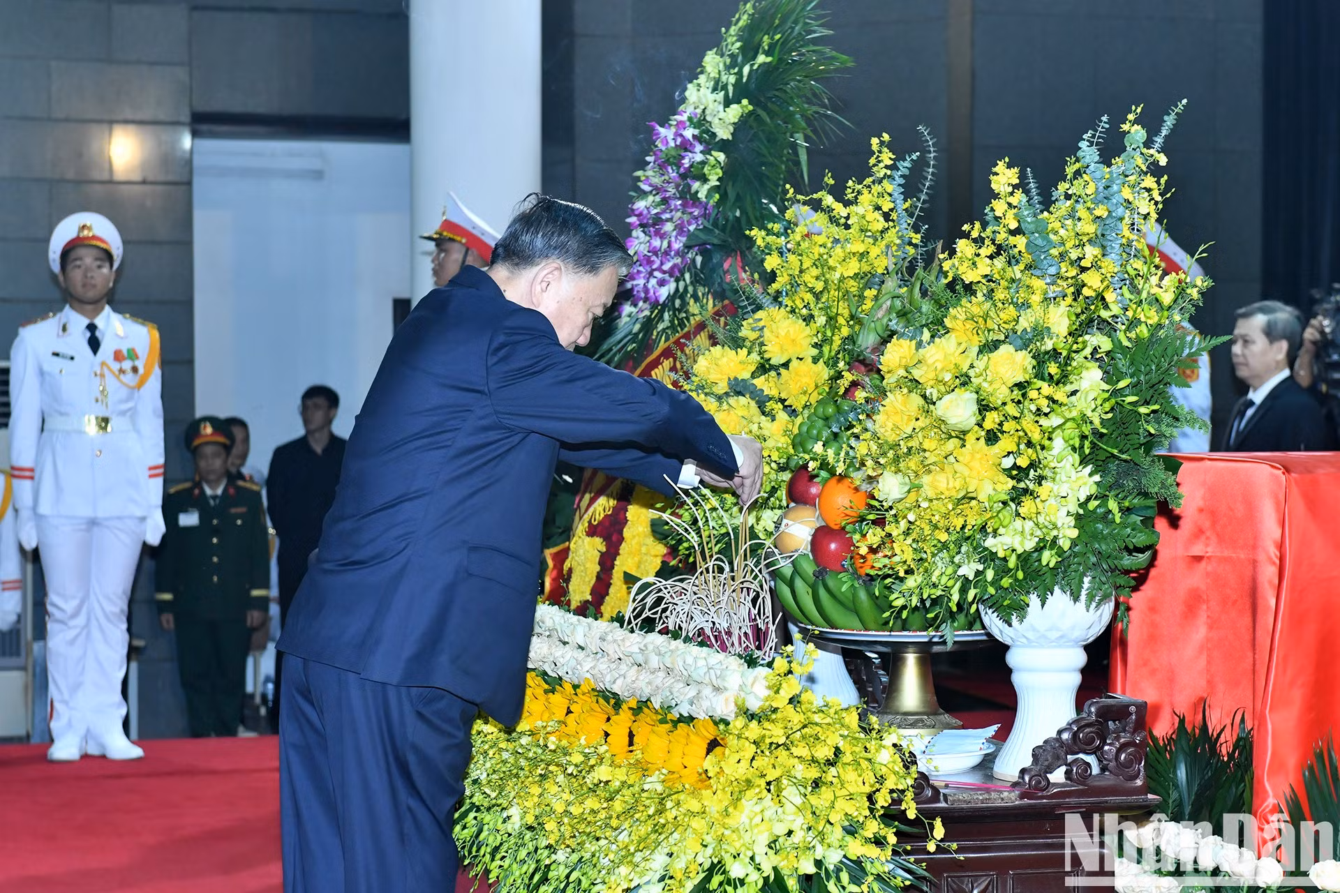 El secretario general del Partido Comunista de Vietnam, To Lam, coloca inciensos en el altar.