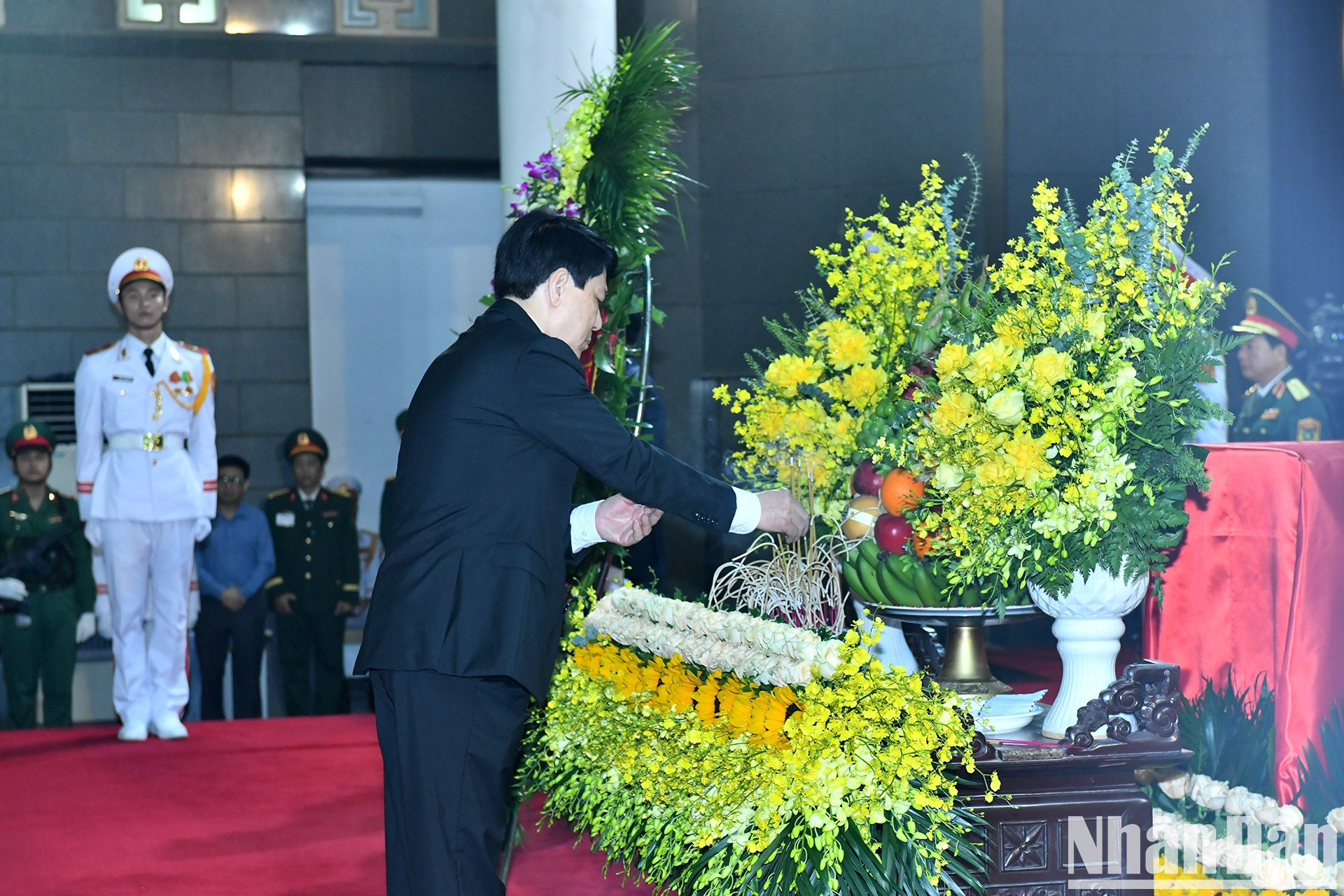 El miembro del Buró Político y presidente, Luong Cuong, coloca inciensos en el altar.