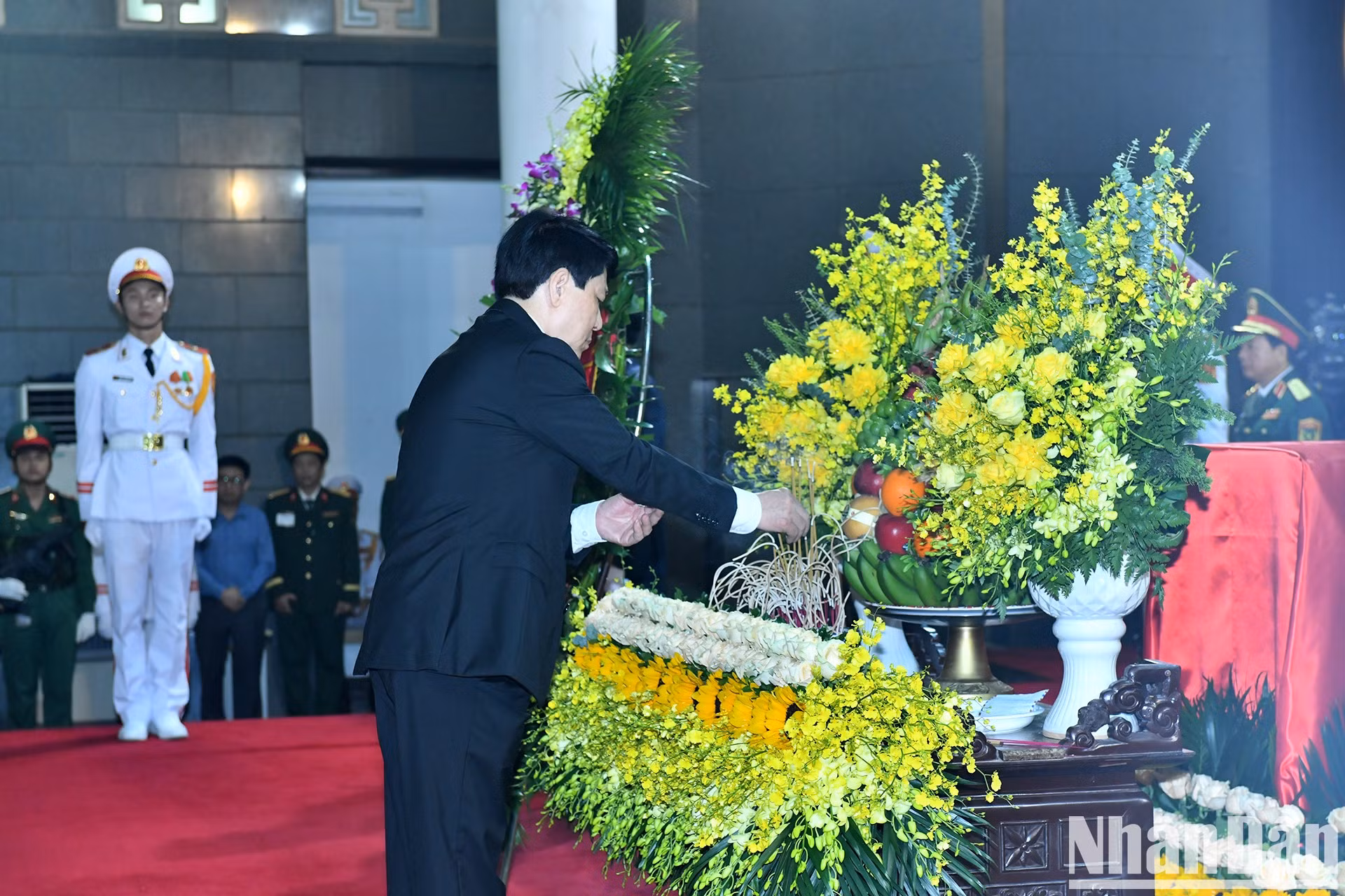 El miembro del Buró Político y presidente, Luong Cuong, coloca inciensos en el altar.