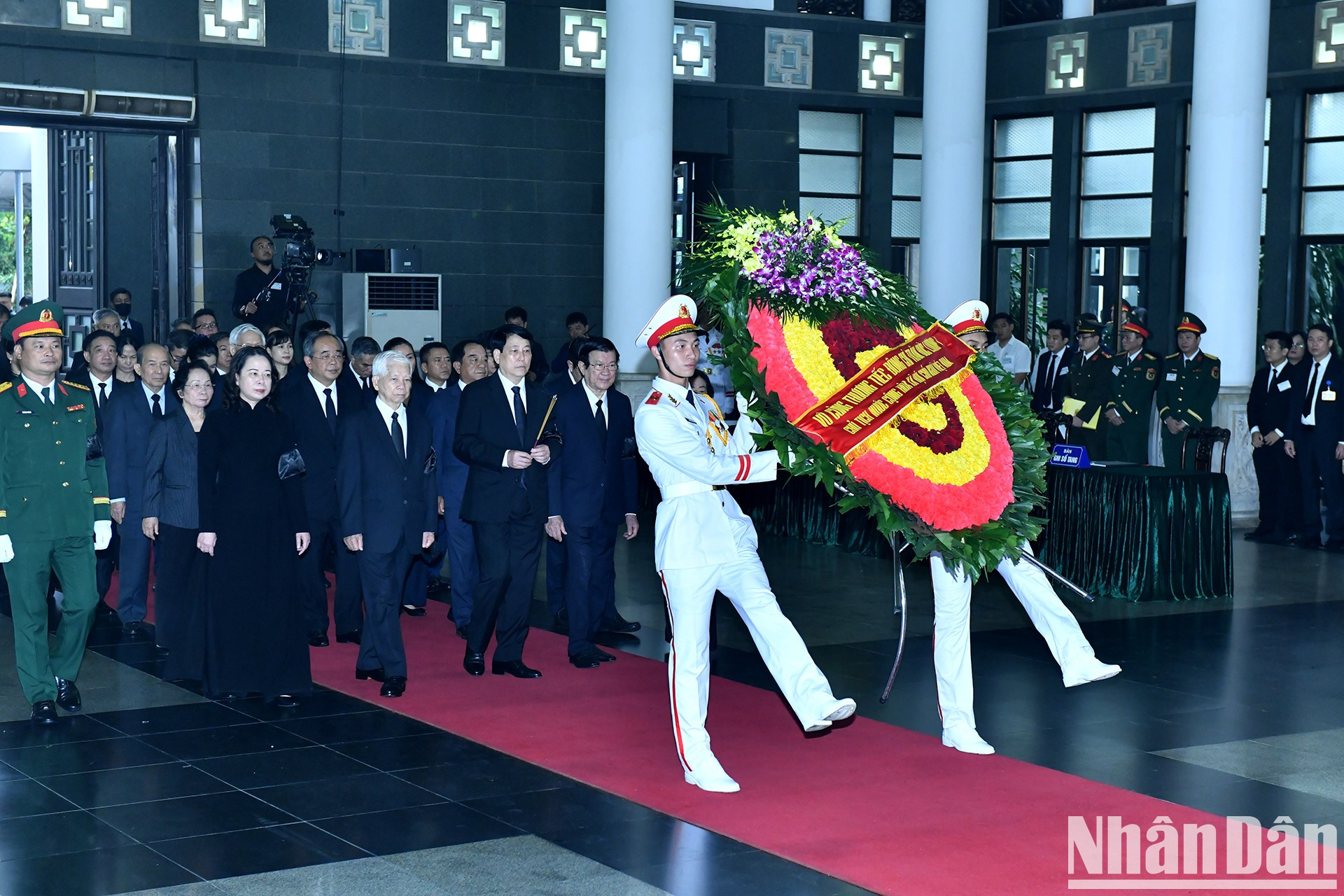 La delegación del Presidente del Estado, encabezada por Luong Cuong - miembro del Buró Político y presidente del país, entra en el velatorio.