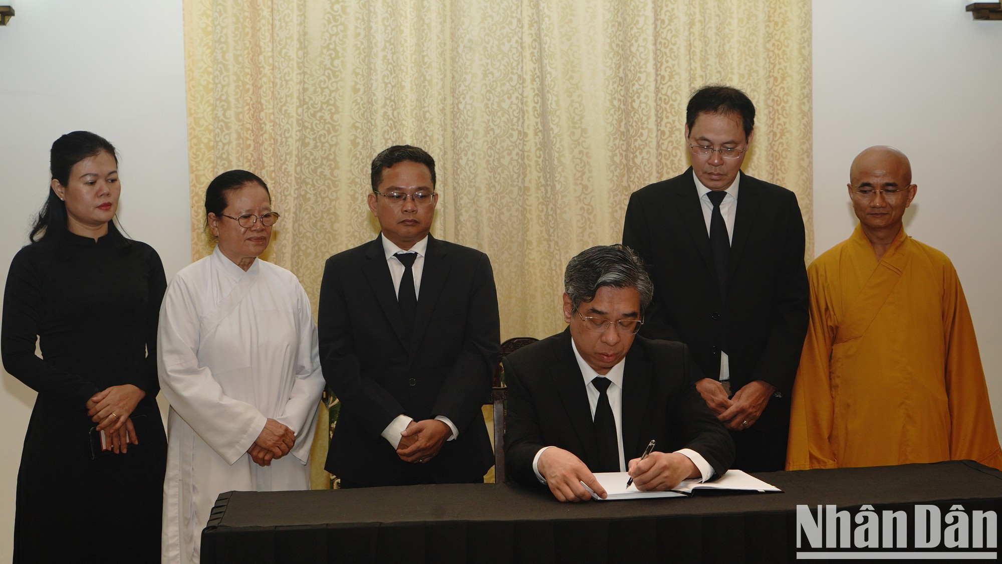 Nguyen Phuoc Loc, representante de la delegación del Frente de la Patria de Vietnam en Ciudad Ho Chi Minh, firma el libro de condolencias.