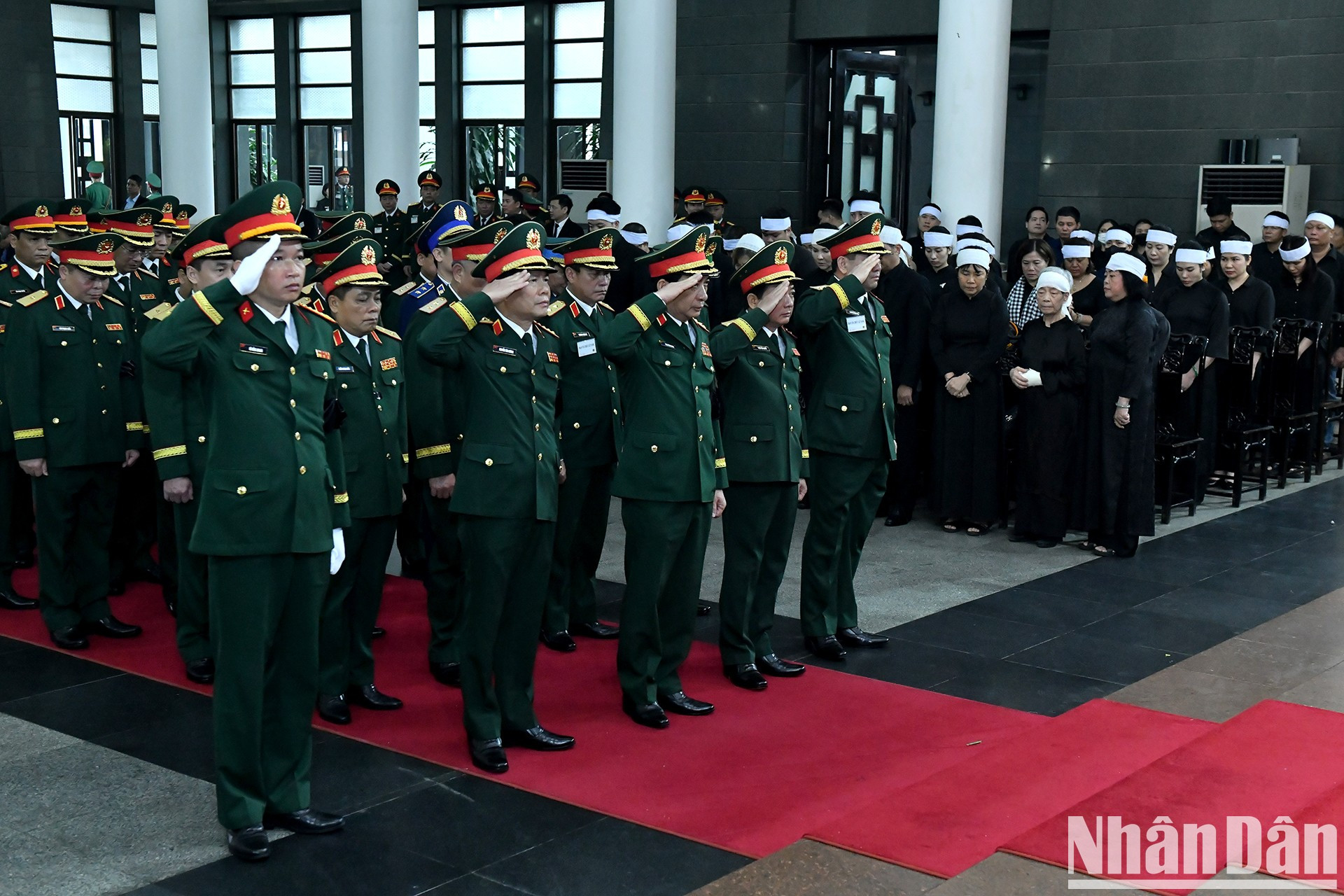 La delegación de la Comisión Militar Central y el Ministerio de Defensa rinde homenaje al expresidente Tran Duc Luong.