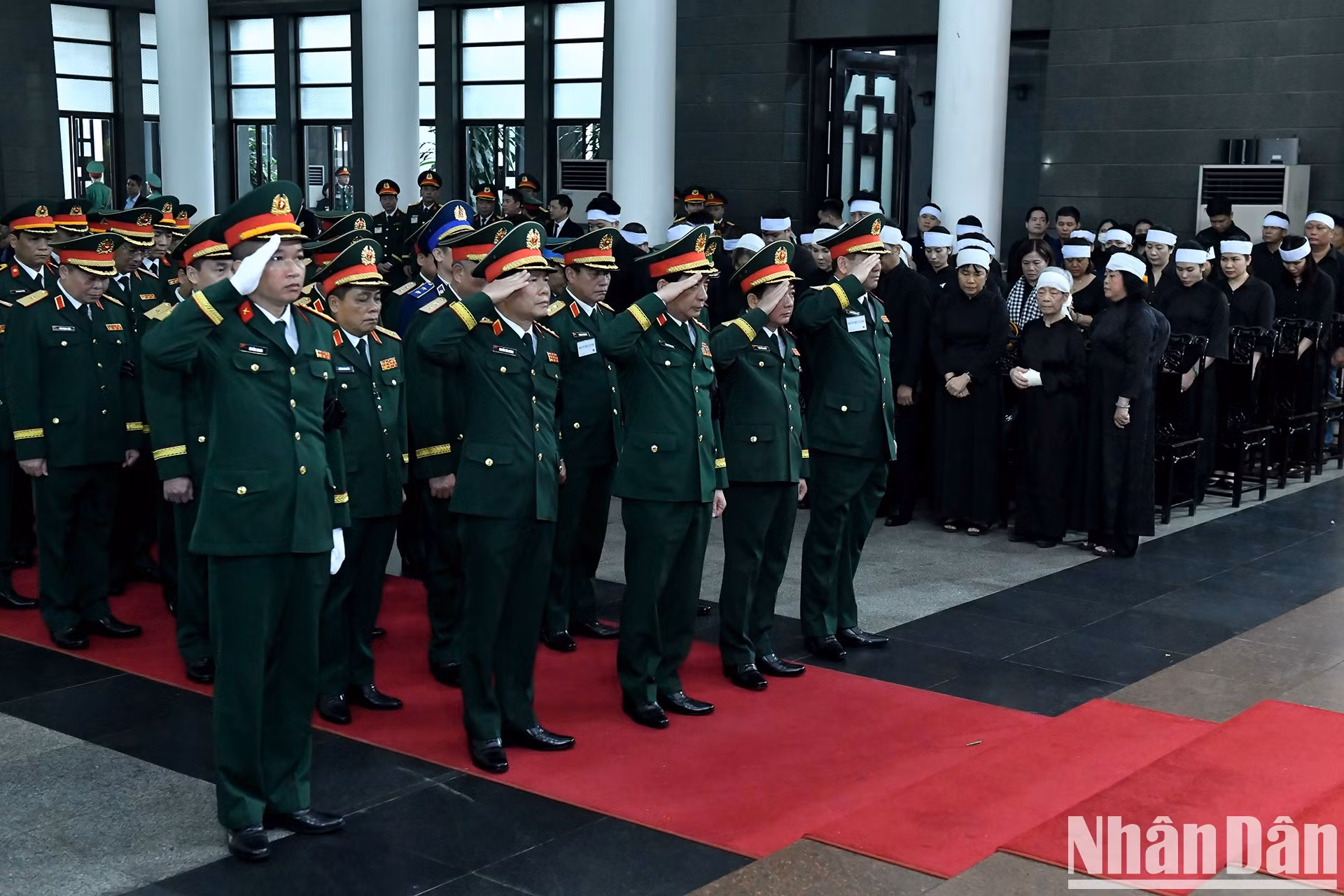 La delegación de la Comisión Militar Central y el Ministerio de Defensa rinde homenaje al expresidente Tran Duc Luong.