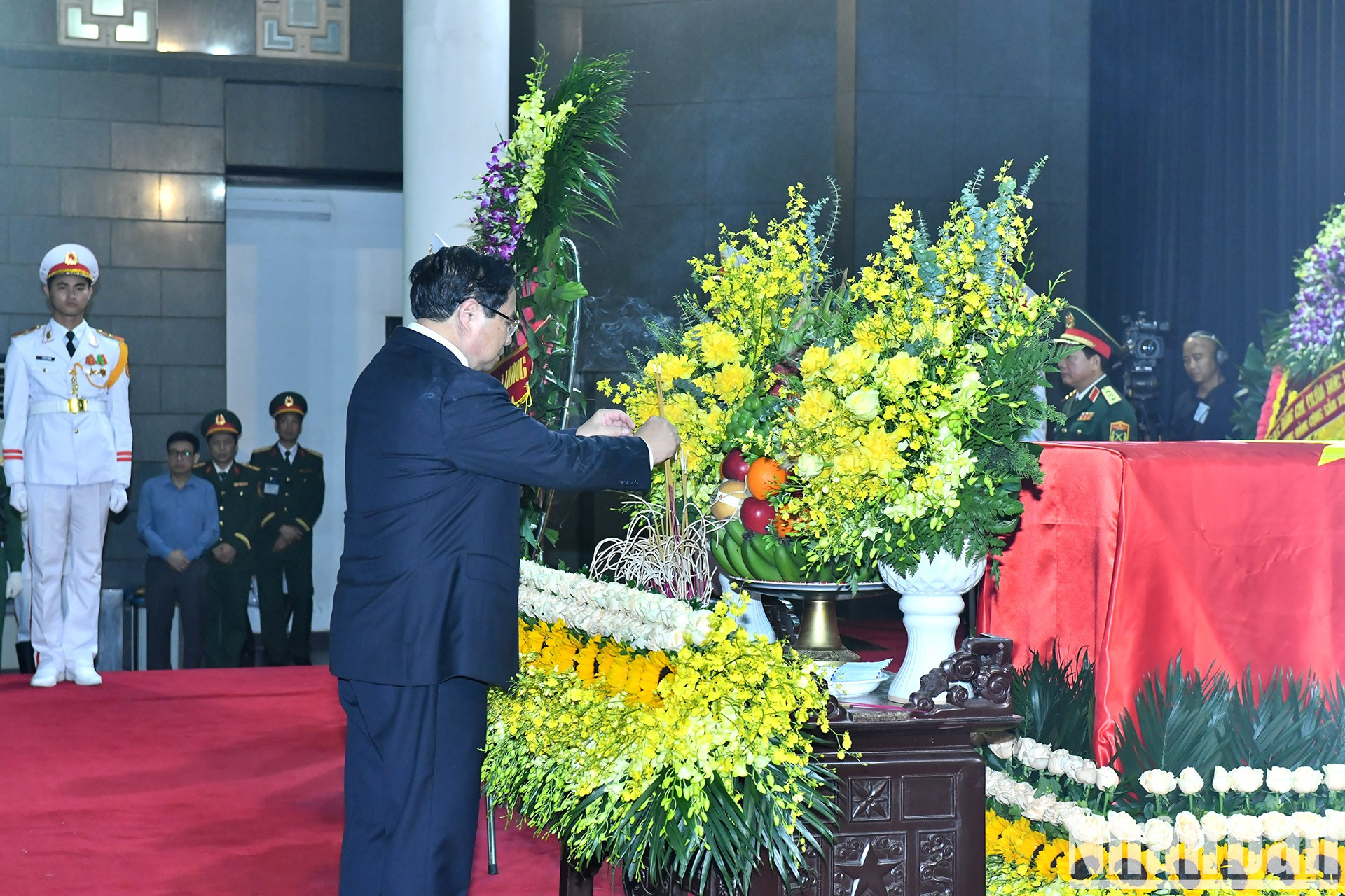 El miembro del Buró Político y primer ministro del Gobierno, Pham Minh Chinh, coloca inciensos en el altar.