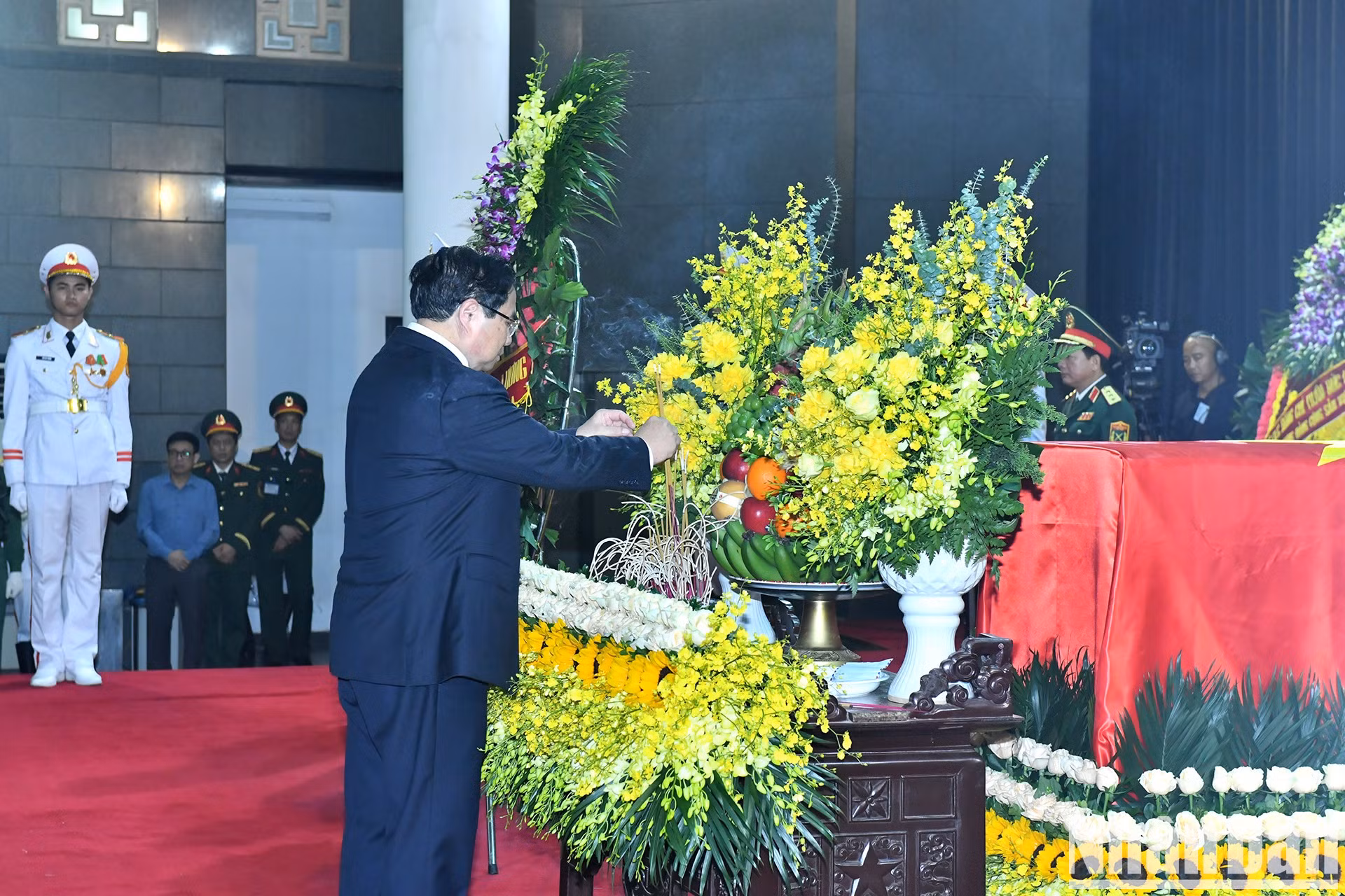 El miembro del Buró Político y primer ministro del Gobierno, Pham Minh Chinh, coloca inciensos en el altar.