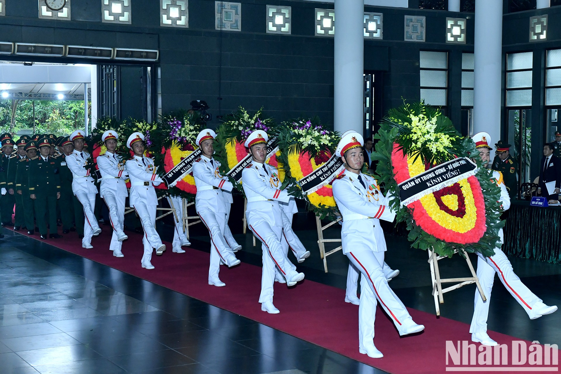 La delegación de la Comisión Militar Central y el Ministerio de Defensa, encabezada por el general Phan Van Giang - miembro del Buró Político, vicesecretario de dicha comisión y ministro de Defensa, acude al funeral.