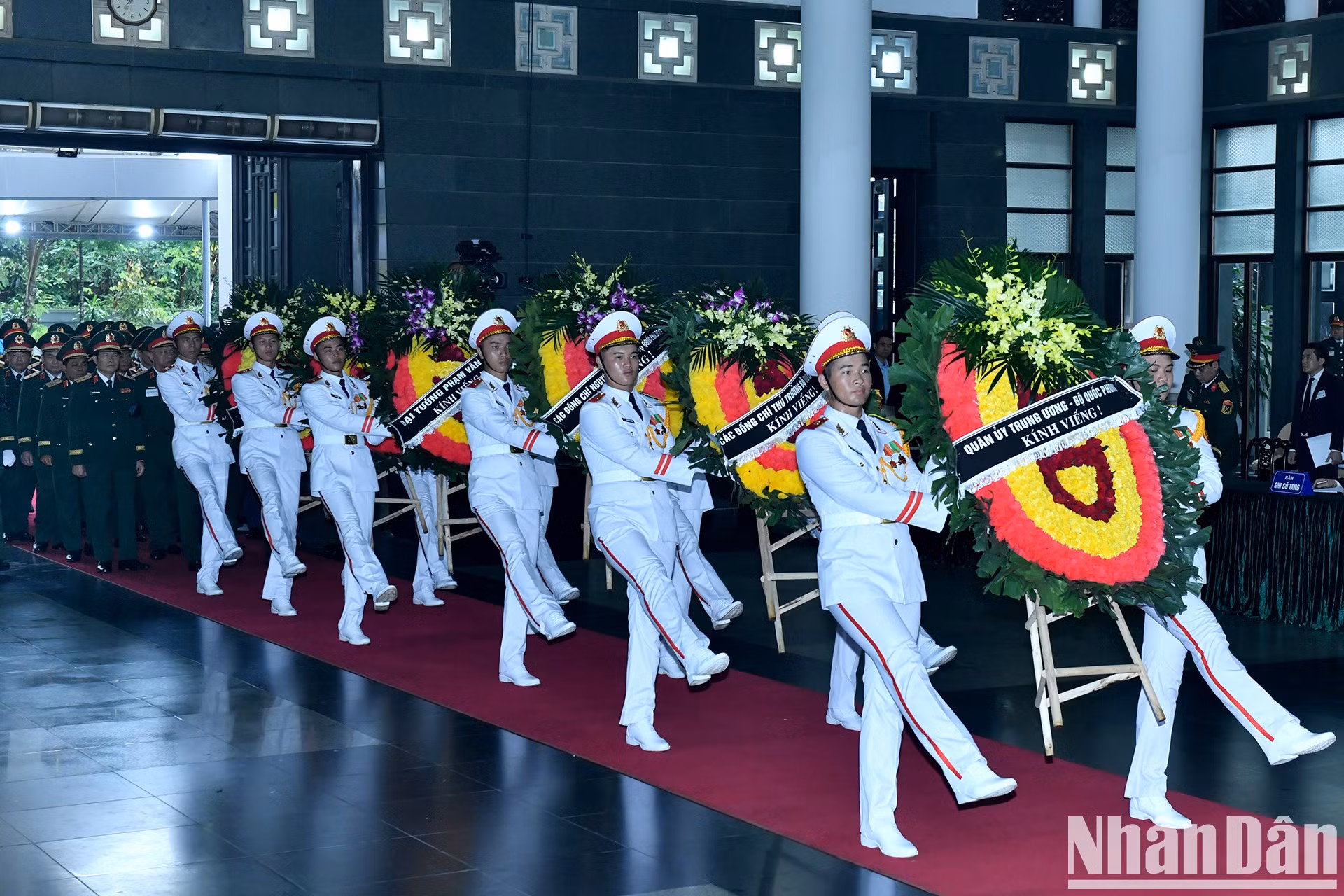 La delegación de la Comisión Militar Central y el Ministerio de Defensa, encabezada por el general Phan Van Giang - miembro del Buró Político, vicesecretario de dicha comisión y ministro de Defensa, acude al funeral.