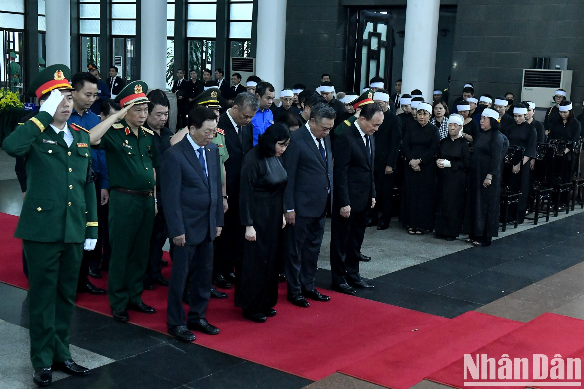 La delegación del Comité del Partido, el Comité Popular, el Consejo Popular y el Frente de la Patria en Hanói, encabezada por Bui Thi Minh Hoai - miembro del Buró Político y secretaria del Comité municipal del Partido, rinde tributo al expresidente Tran Duc Luong.