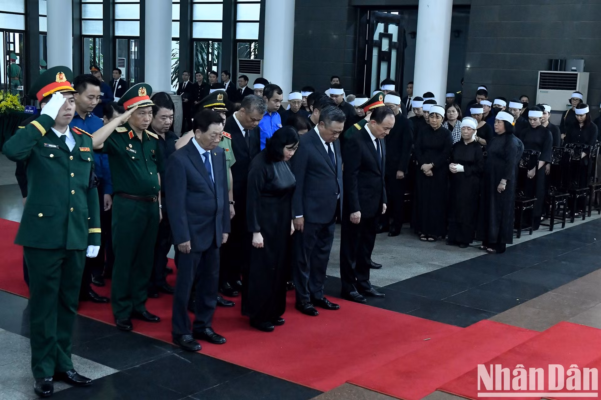 La delegación del Comité del Partido, el Comité Popular, el Consejo Popular y el Frente de la Patria en Hanói, encabezada por Bui Thi Minh Hoai - miembro del Buró Político y secretaria del Comité municipal del Partido, rinde tributo al expresidente Tran Duc Luong.