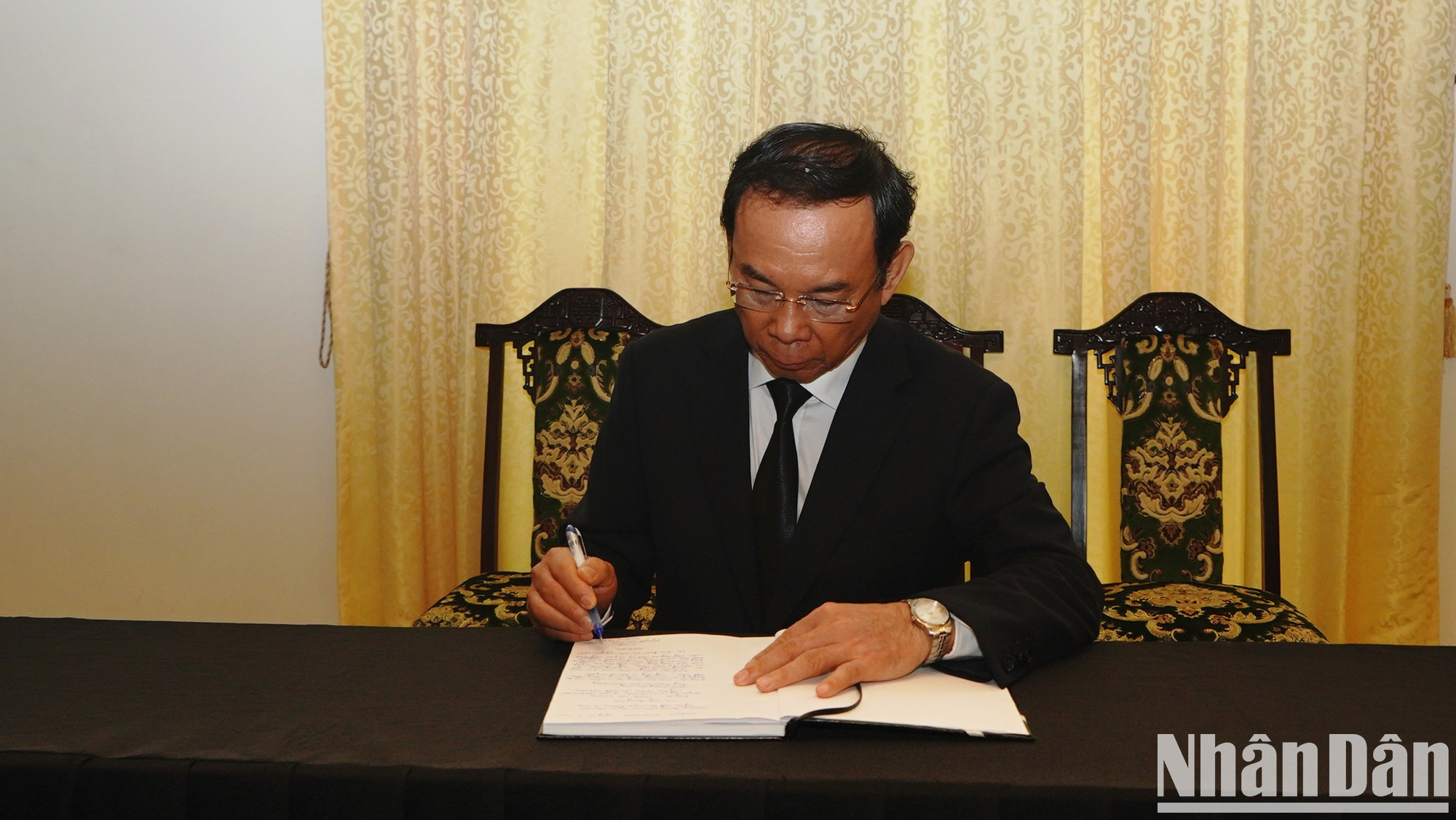 Nguyen Van Nen, secretario del Comité del Partido en Ciudad Ho Chi Minh, firma el libro de condolencias.
