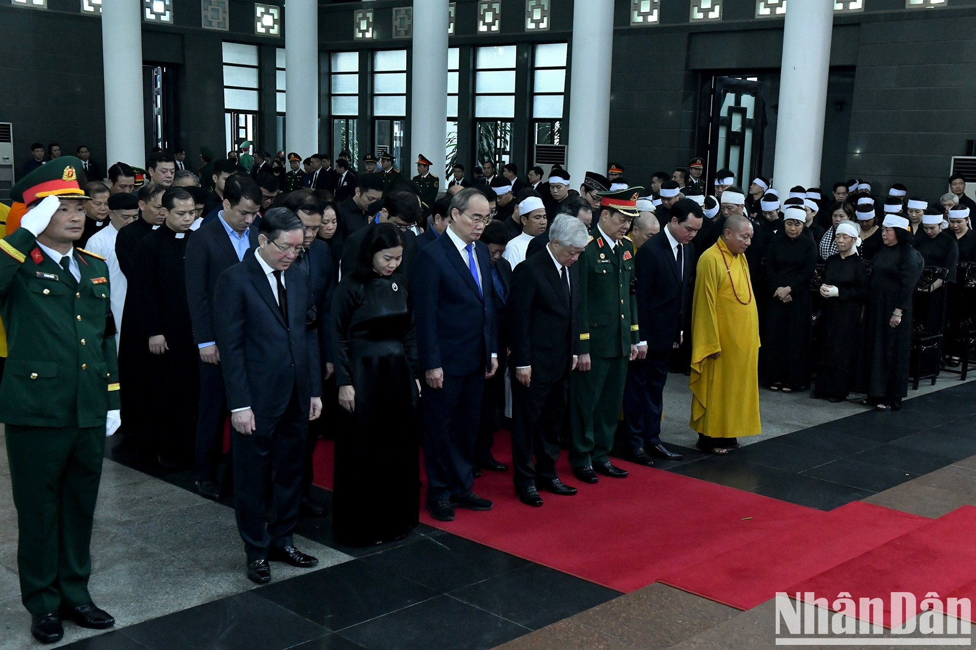 La delegación del Comité Central del Frente de la Patria de Vietnam, encabezada por Do Van Chien - miembro del Buró Político y presidente de ese comité, rinde tributo al extinto dirigente.