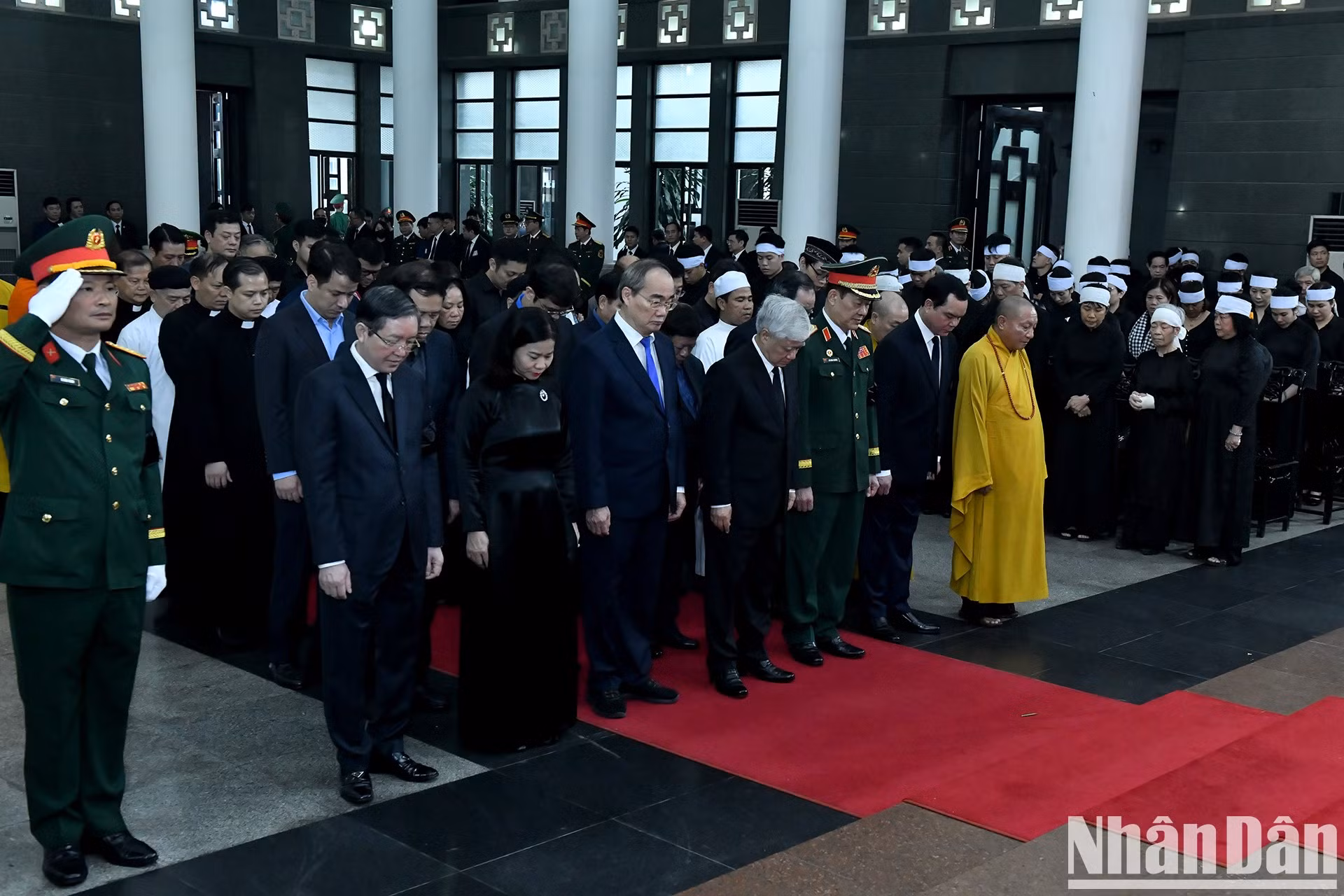 La delegación del Comité Central del Frente de la Patria de Vietnam, encabezada por Do Van Chien - miembro del Buró Político y presidente de ese comité, rinde tributo al extinto dirigente.