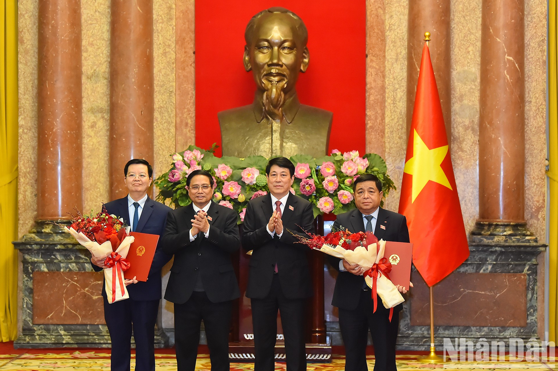 El presidente Luong Cuong y el primer ministro Pham Minh Chinh felicitan a los nuevos vicepremieres. El presidente Luong Cuong y el primer ministro Pham Minh Chinh felicitan a los nuevos vicepremieres.