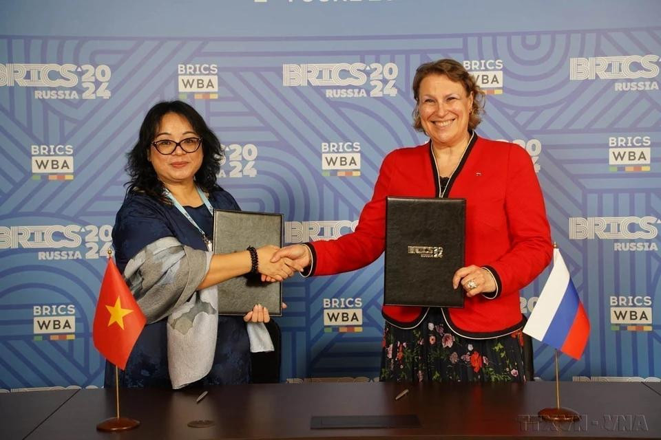 Empresas vietnamita y rusa firman un acuerdo de cooperación en el Foro de Negocios de Empresarias BRICS celebrado en Moscú, Rusia, en junio de 2024. Empresas vietnamita y rusa firman un acuerdo de cooperación en el Foro de Negocios de Empresarias BRICS celebrado en Moscú, Rusia, en junio de 2024.