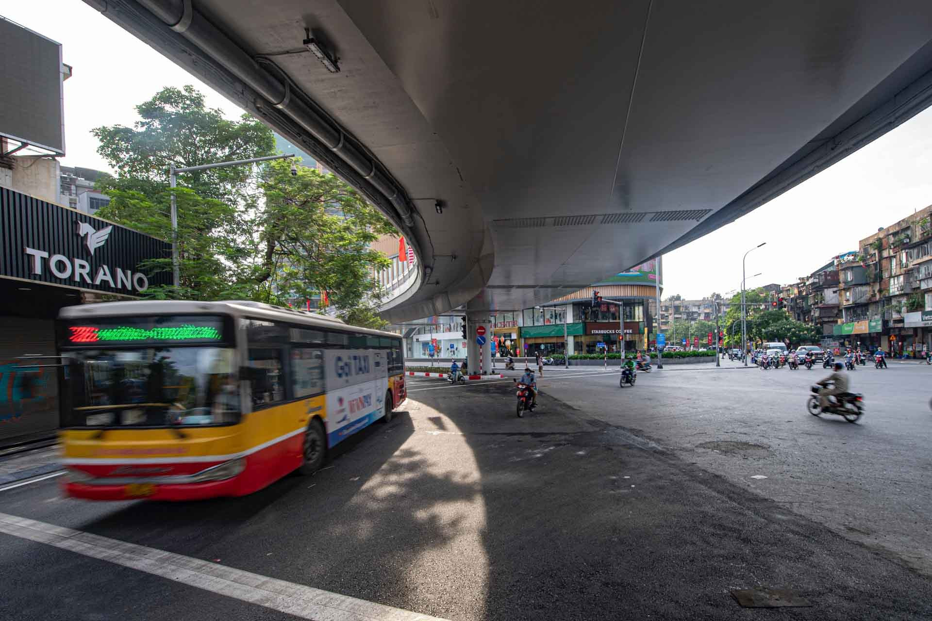 En el paso se prohíbe circular vehículos no motorizados como bicicletas y triciclo, así como peatones, camiones, autobuses, vehículos de construcción y otros cuya altura pase de 3,5 metros.