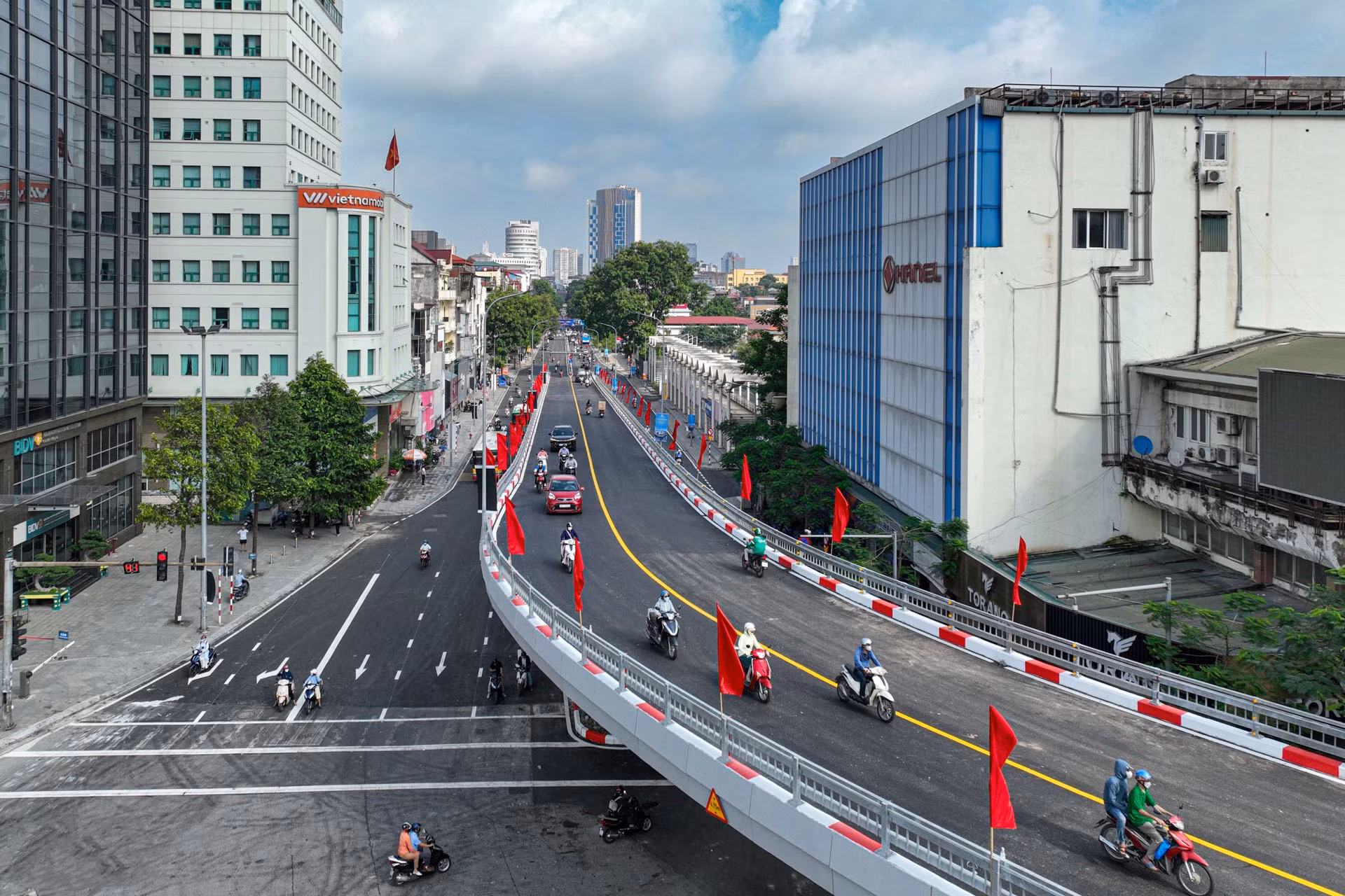 El proyecto ayuda a reducir la congestión de tránsito en uno de los cruces principales del distrito de Dong Da, donde concurren escuelas, centros comerciales y edificios de servicios.