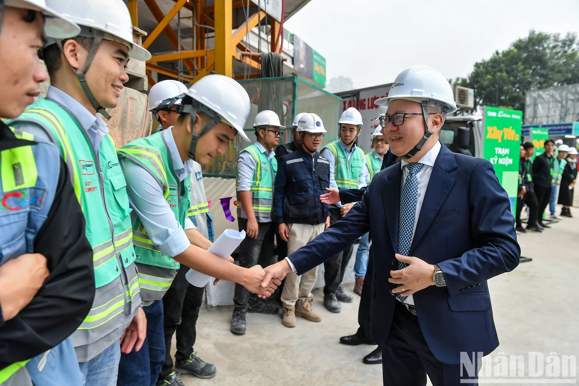 El dirigente de Nhan Dan felicita por el Tet a ingenieros y trabajadores en la escena.