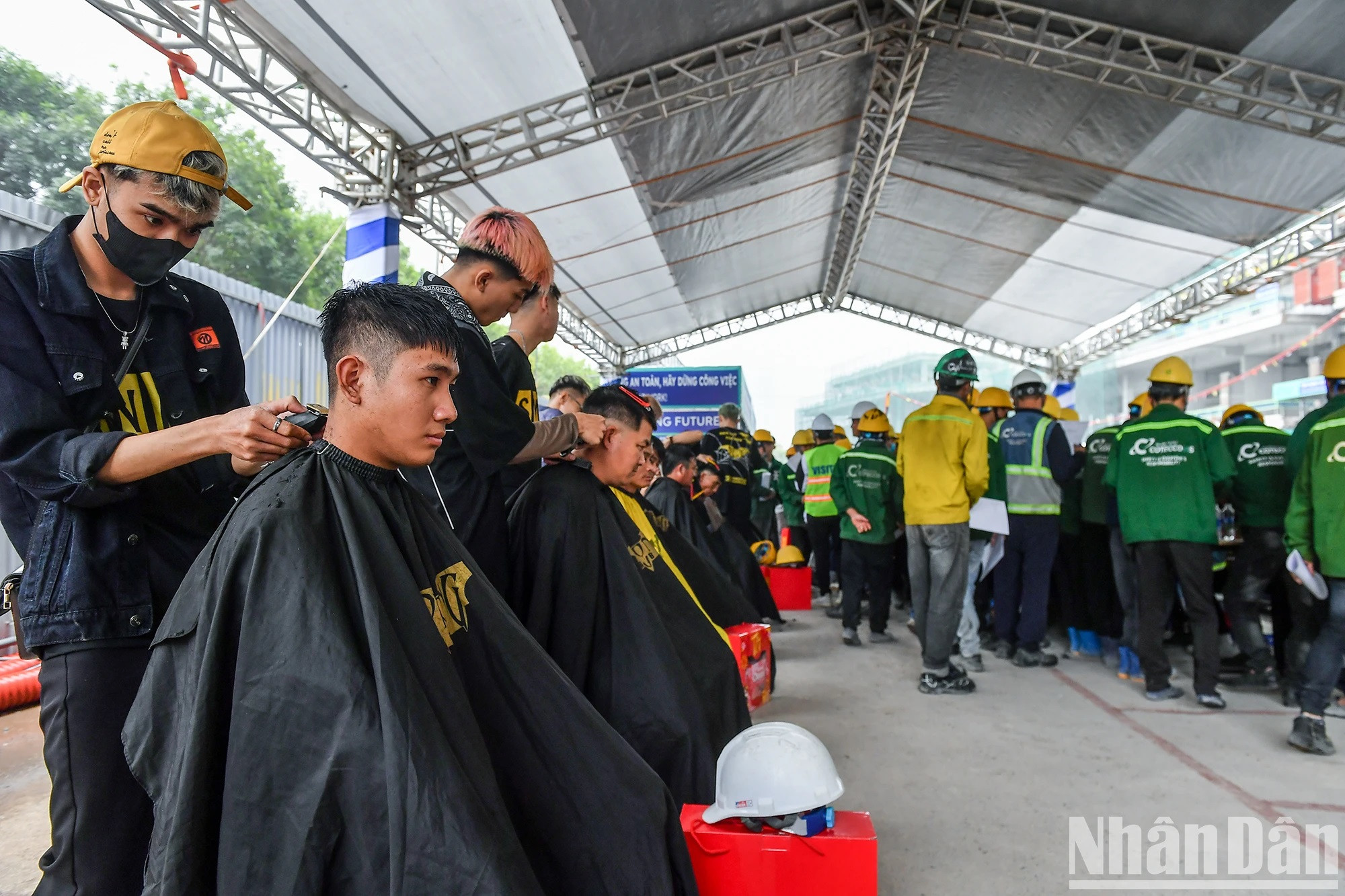 A los trabajadores también se les ofrecen cortes de pelo, sesiones fotográficas o billetes de autobús gratuitos antes de volver con sus familias para las vacaciones del Tet.