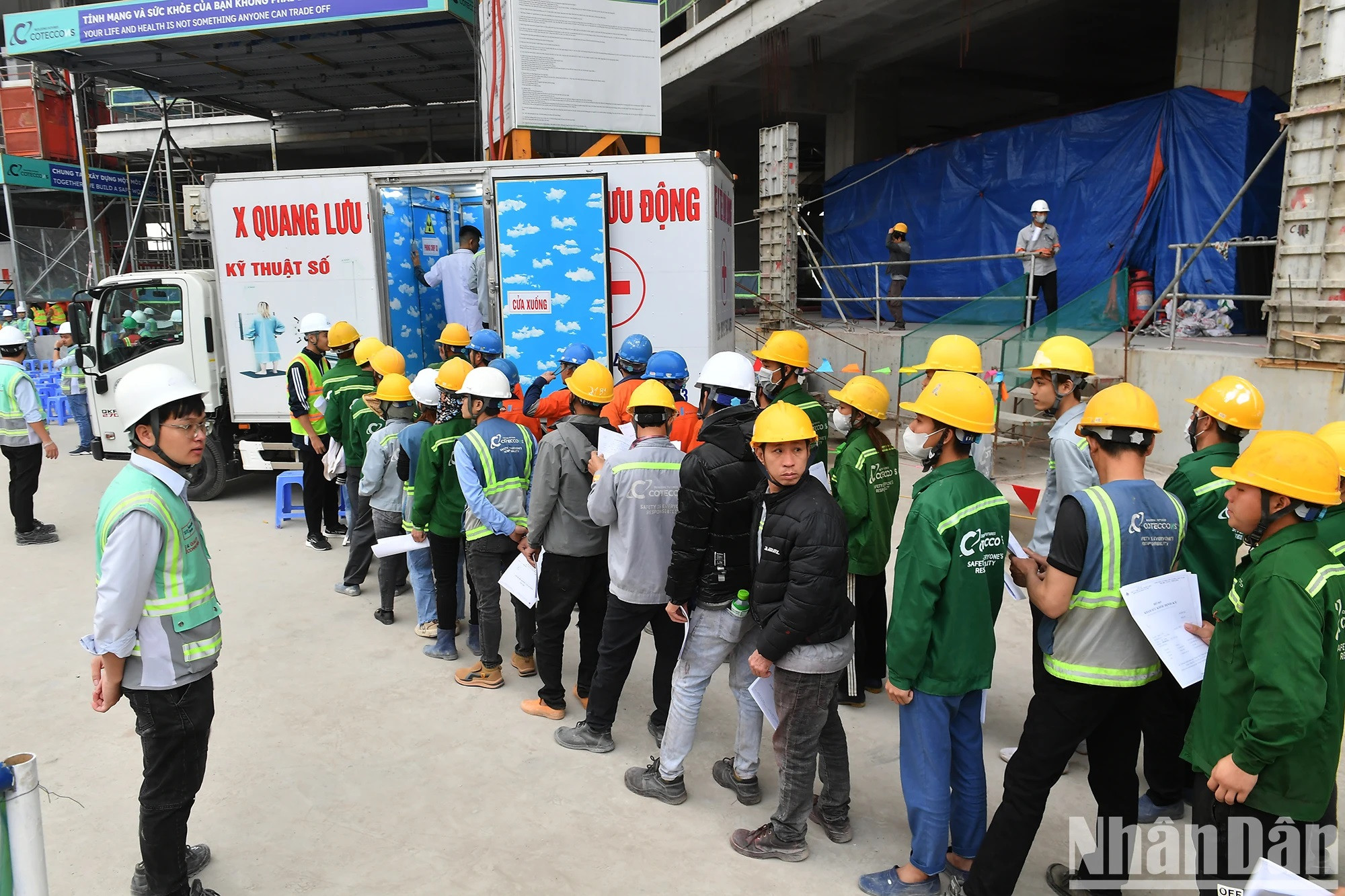 El comité organizador también ofrece un chequeo médico gratuito a los trabajadores.